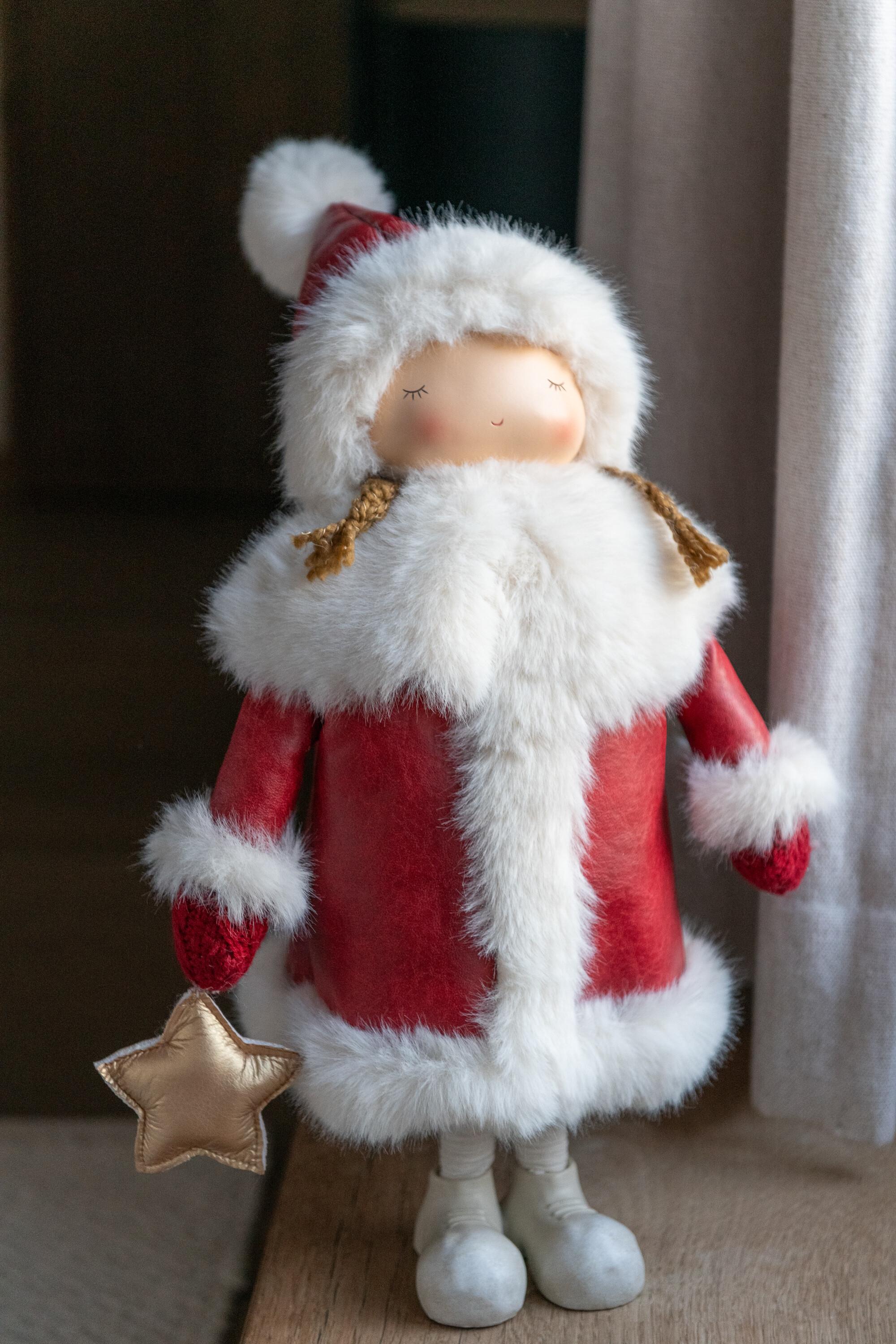 Статуэтки девочки в зимнем наряде J-LINE 31 см Красный