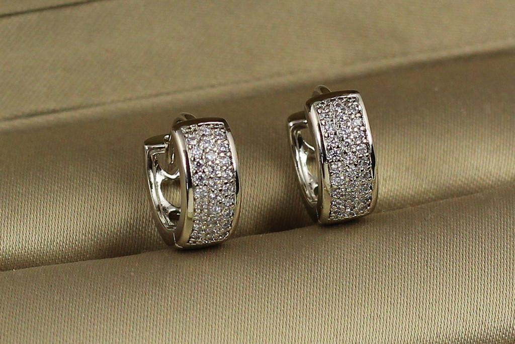 Серьги кольца Xuping Jewelry широкие с камешками по бокам 1,3 см Серебристый