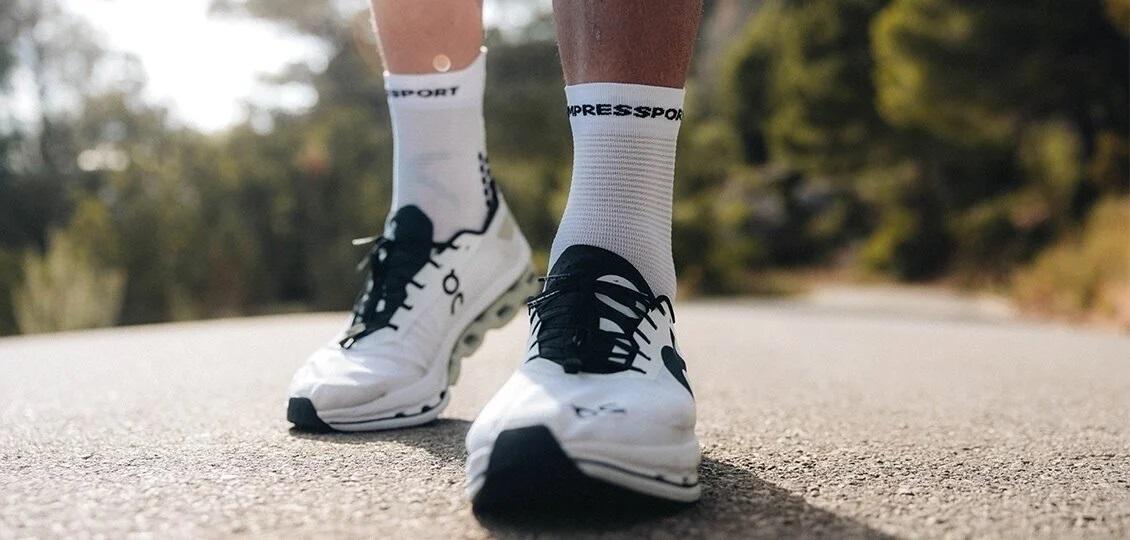 Шкарпетки Compressport Pro Racing Socks V4.0 Run High T2 White/Black - фото 4