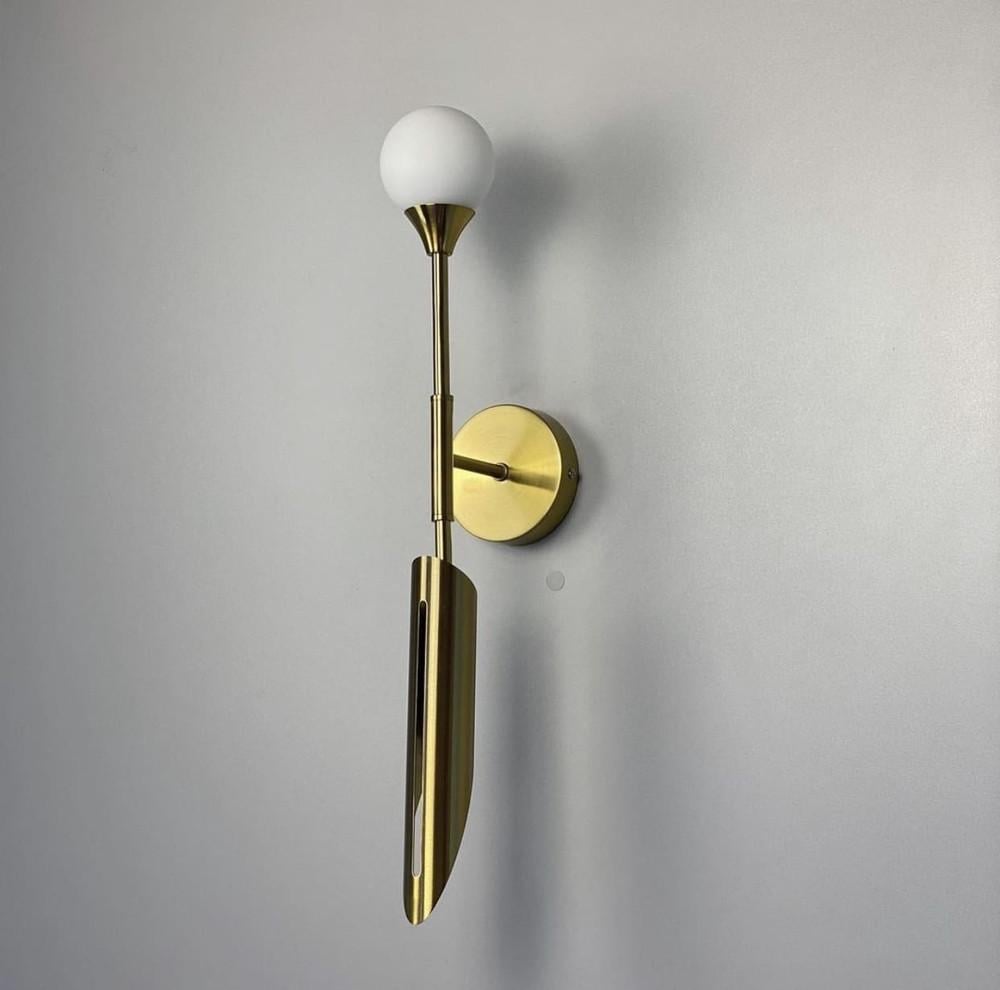 Бра в удлиненном корпусе с белым матовым плафоном 70х11 см Латунь (W 1826)