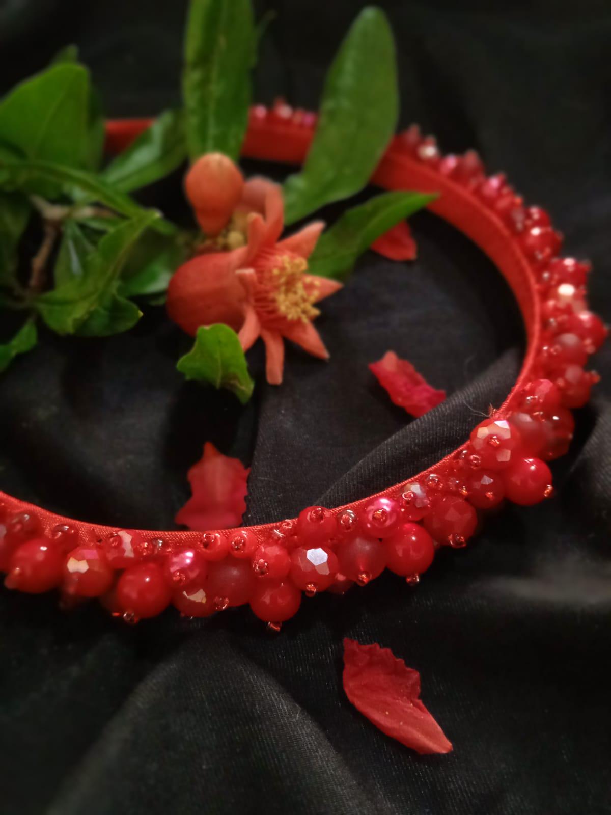 Обруч на волосся ручної роботи з намистин та кришталю Червоний - фото 2 Обруч на волосся ручної роботи з намистин та кришталю Червоний - фото 2