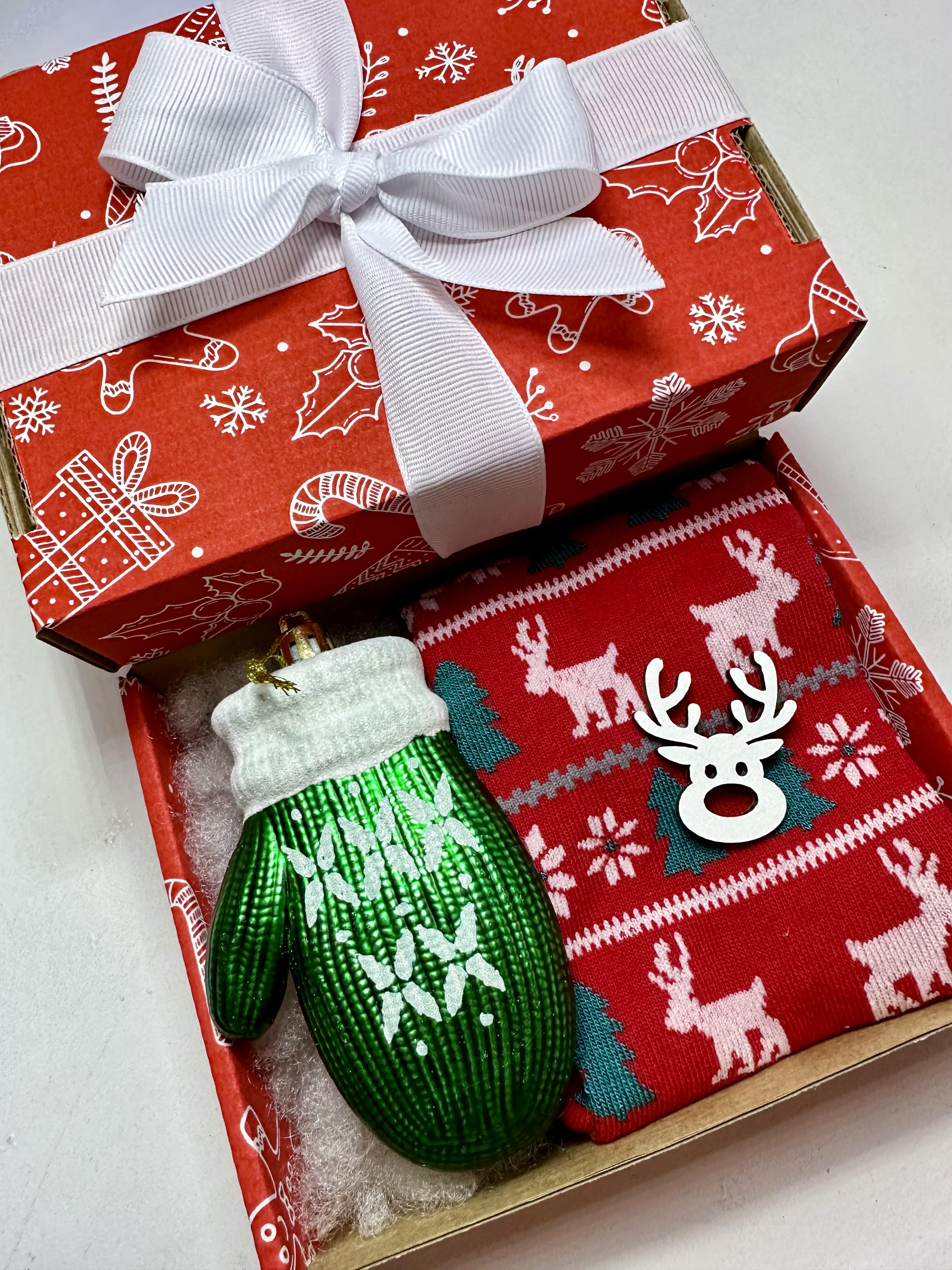 Подарунковий бокс з новорічними шкарпетками і іграшкою (13479892) - фото 8 Подарунковий бокс з новорічними шкарпетками і іграшкою (13479892) - фото 8