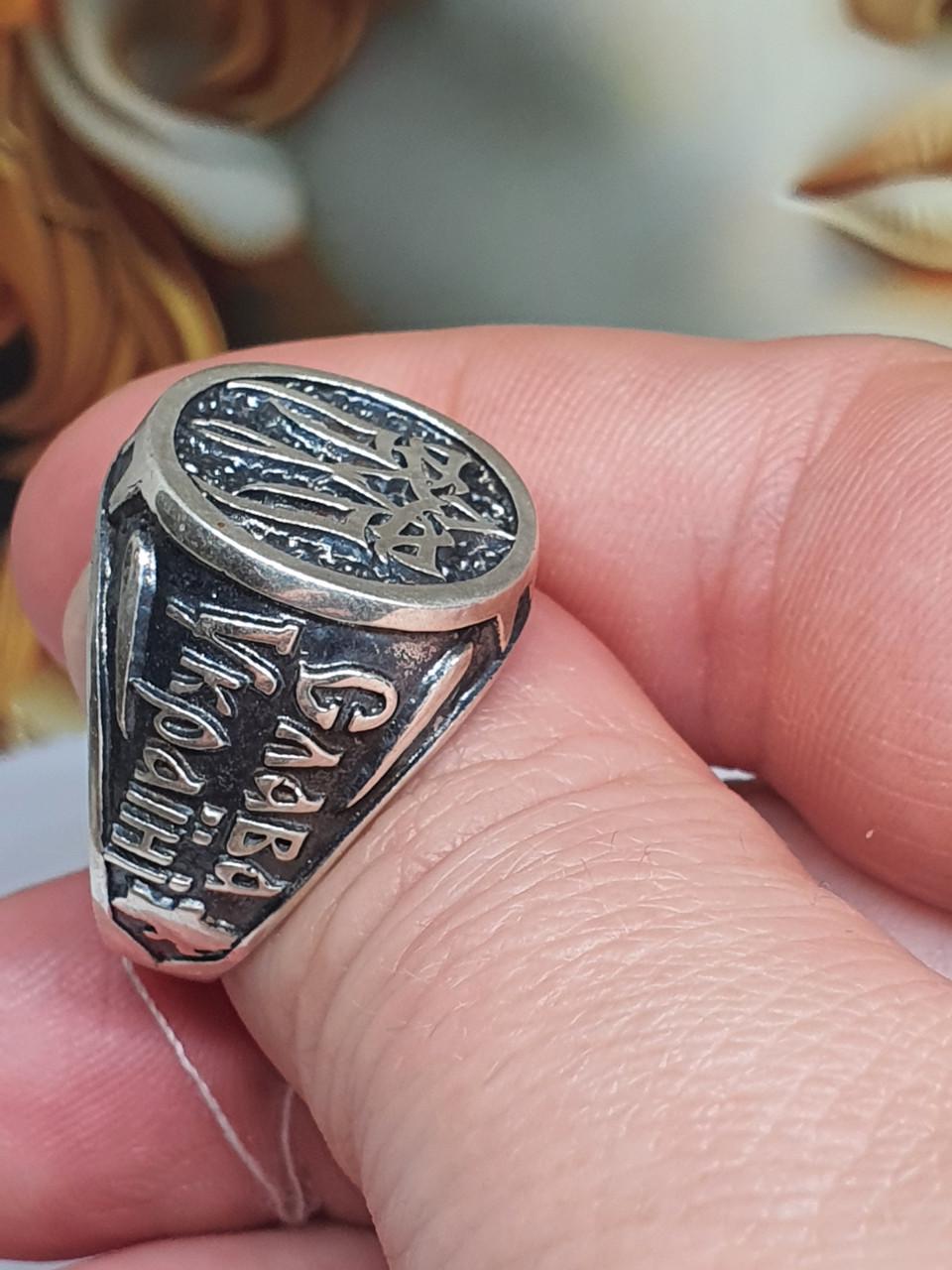 Перстень срібло з тризубом Слава Україні Героям Слава 925 проба (30092643) - фото 4 Перстень срібло з тризубом Слава Україні Героям Слава 925 проба (30092643) - фото 4