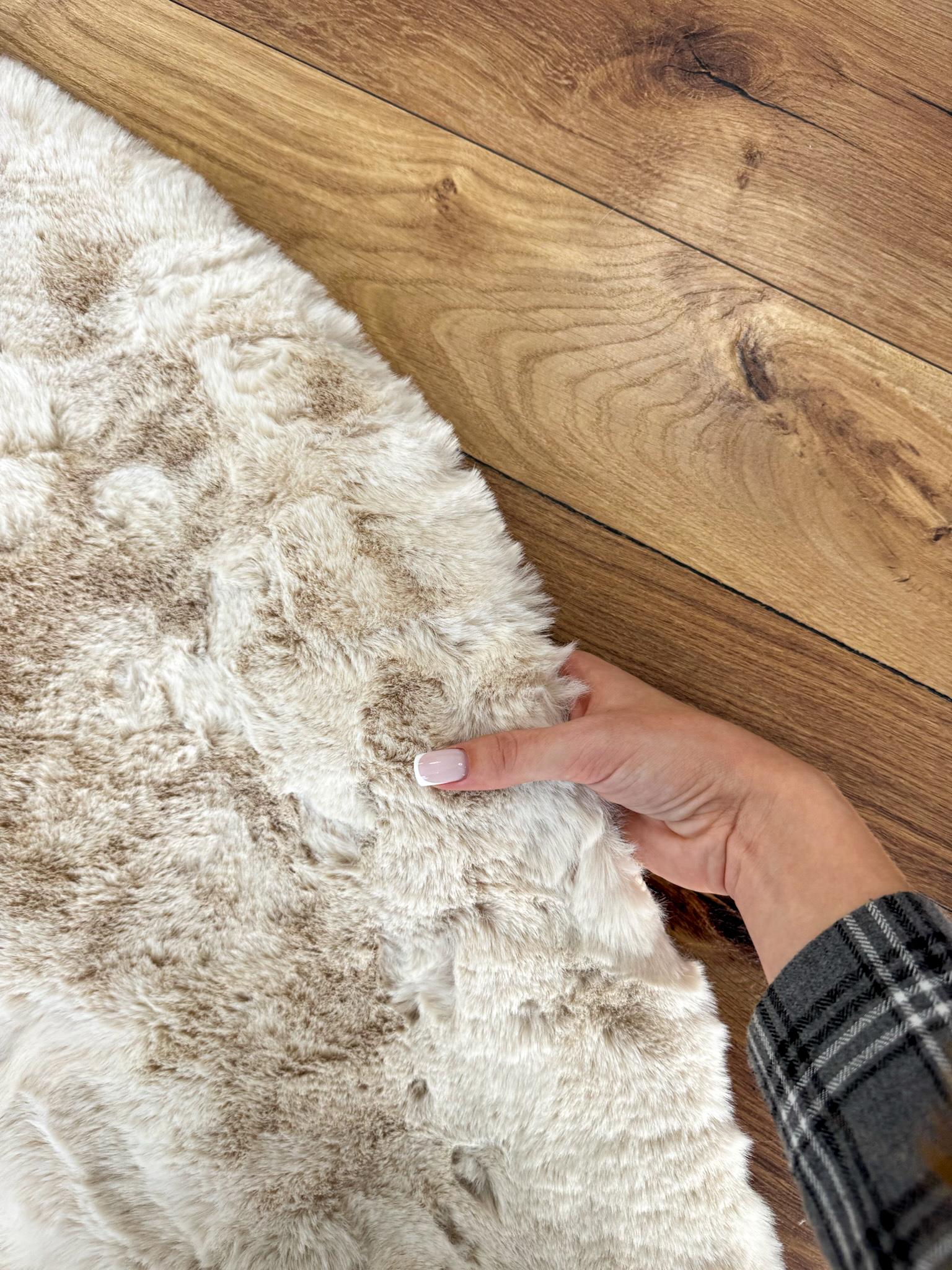 Килим круглий зі штучного хутра кролика 180 см Світло-кремовий - фото 2 Килим круглий зі штучного хутра кролика 180 см Світло-кремовий - фото 2