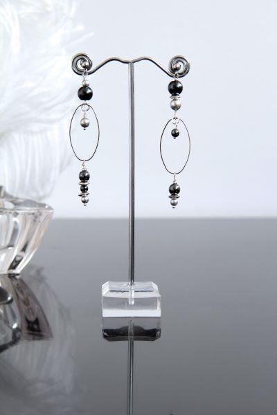 Сережки асиметричні фігурні з чорними та сірими перлами Мінімаліст ручна робота (ER-0040)