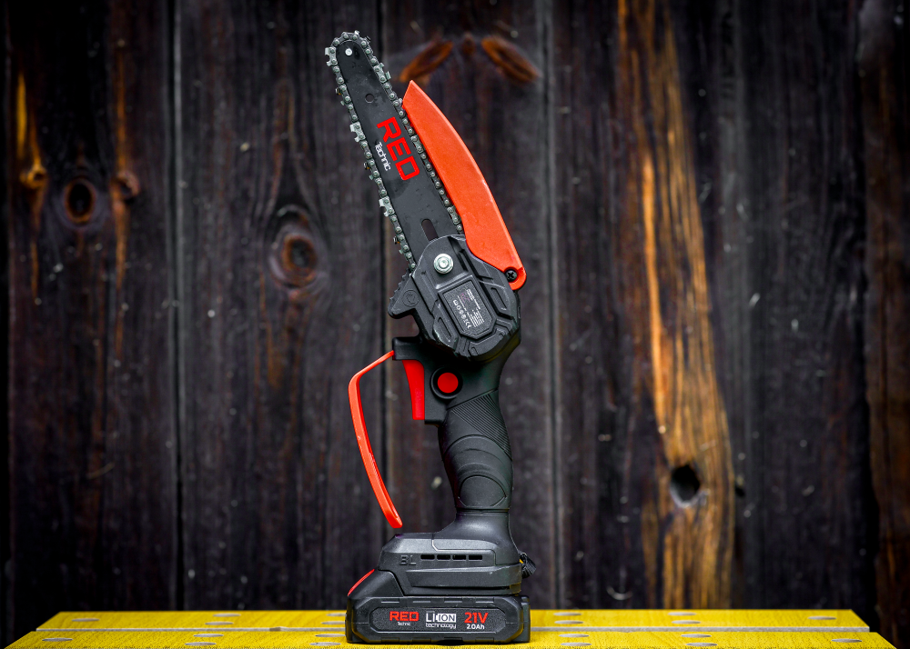 Пила аккумуляторная цепная мини Red Technic RTMPA0064 4"/6" 2 Ач 20 В - фото 6 Пила аккумуляторная цепная мини Red Technic RTMPA0064 4"/6" 2 Ач 20 В - фото 6