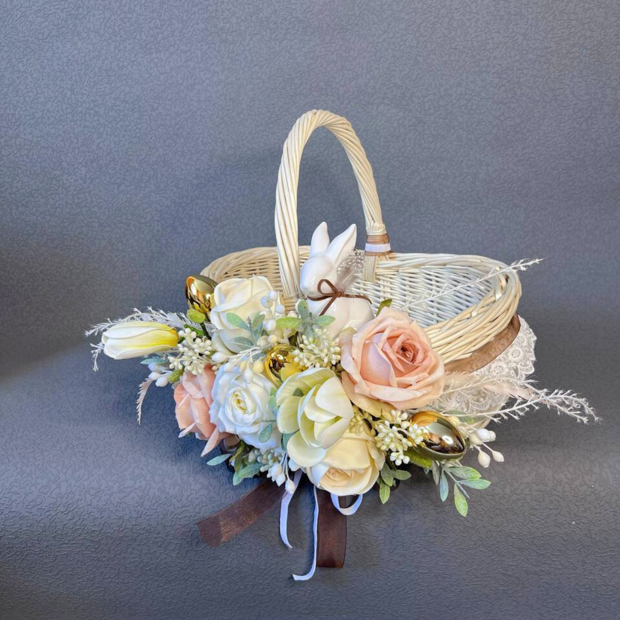 Корзина Пасхальная декорированная керамической фигуркой/искусственными цветами 35х25 см (2111740369)