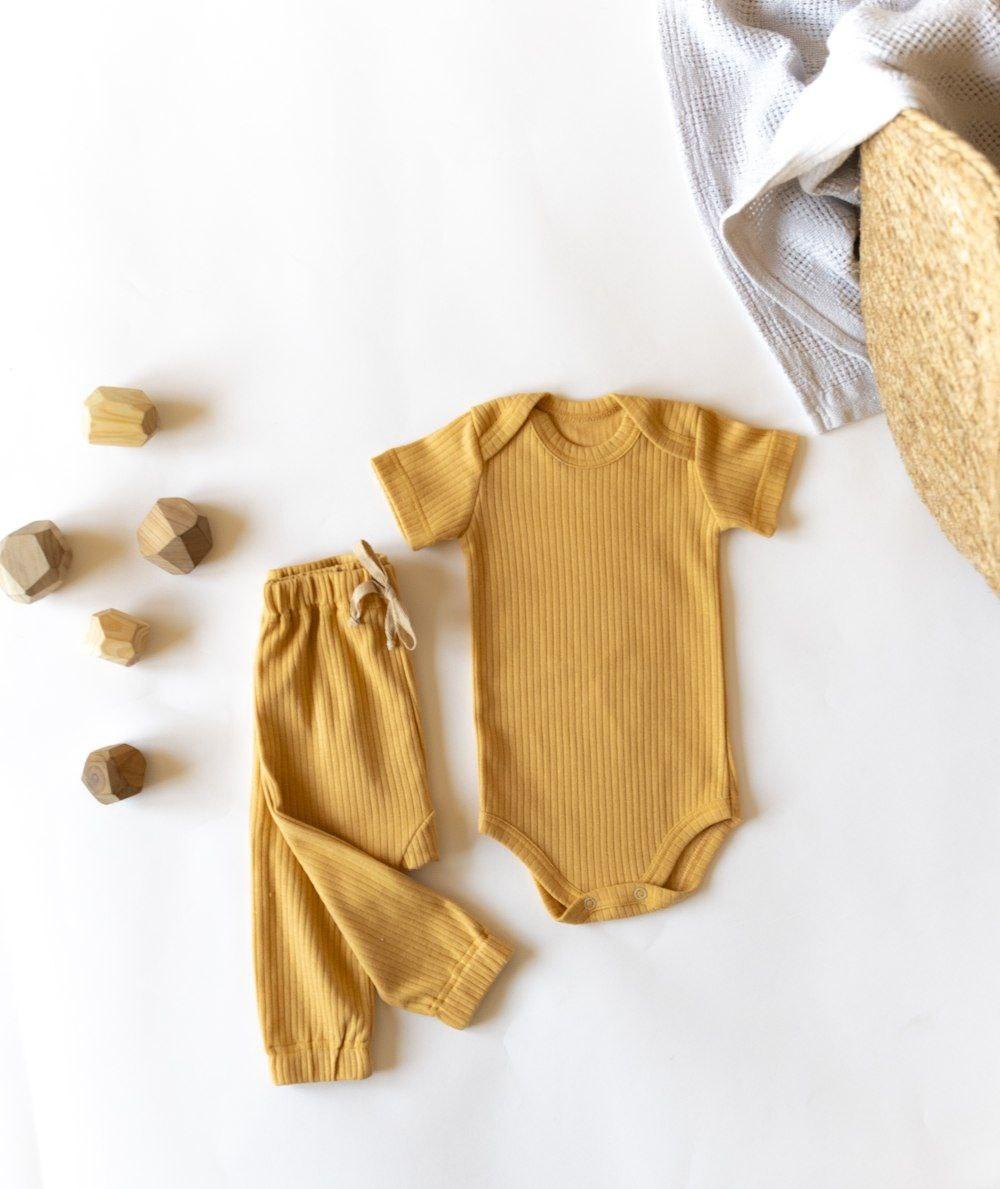 Комплект для малюка боді з коротким рукавом і штани інтерлок рубчик 68 см Гірчичний (2683747820)