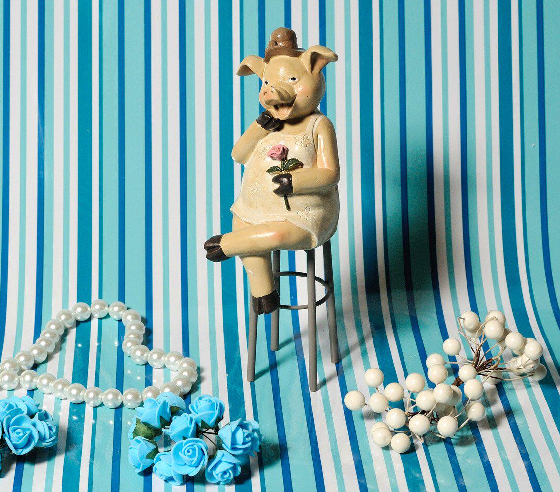 Статуэтка декоративная Свинка на стуле в бежевом (1949-81f12)