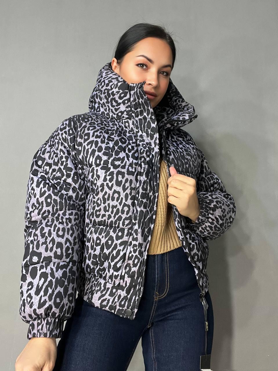 Куртка женская Lady Yep 9006 короткая с капюшоном леопардовый принт на резинке демисезонная р. 42 Серый (3278) - фото 3 Куртка женская Lady Yep 9006 короткая с капюшоном леопардовый принт на резинке демисезонная р. 42 Серый (3278) - фото 3