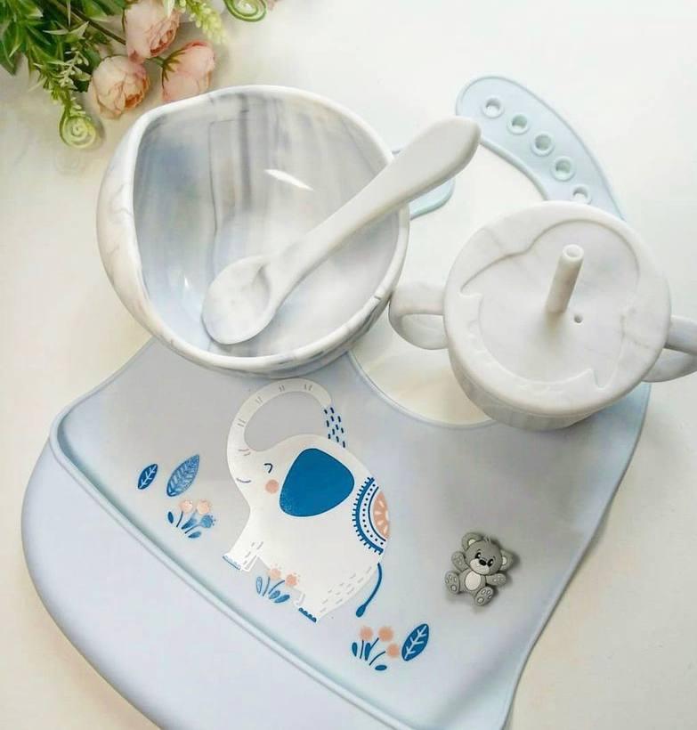 Набор силиконовой посуды для первого прикорма тарелка на присоске/нагрудник/поильник Слоник Серый (2435) Набор силиконовой посуды для первого прикорма тарелка на присоске/нагрудник/поильник Слоник Серый (2435)