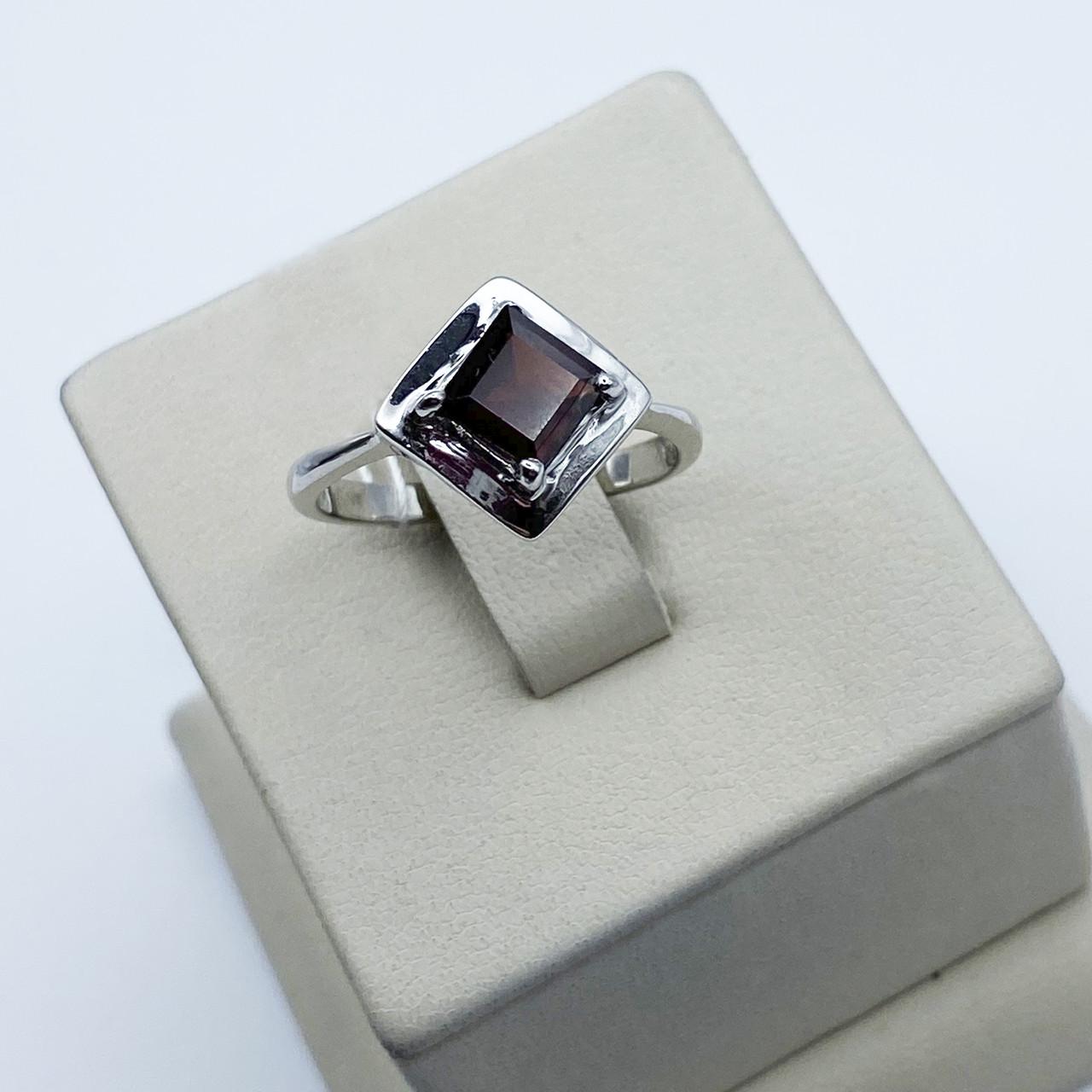 Кольцо серебряное с гранатом р. 18 2,87 г (2030058004)