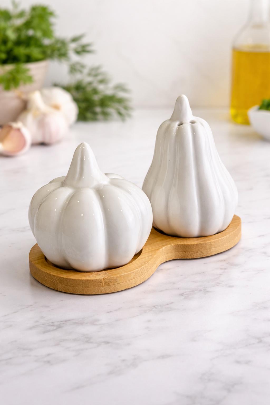 Набір для спецій порцеляновий Гарбузики сільничка та перечниця на бамбуковій підставці (31554722) Набір для спецій порцеляновий Гарбузики сільничка та перечниця на бамбуковій підставці (31554722)