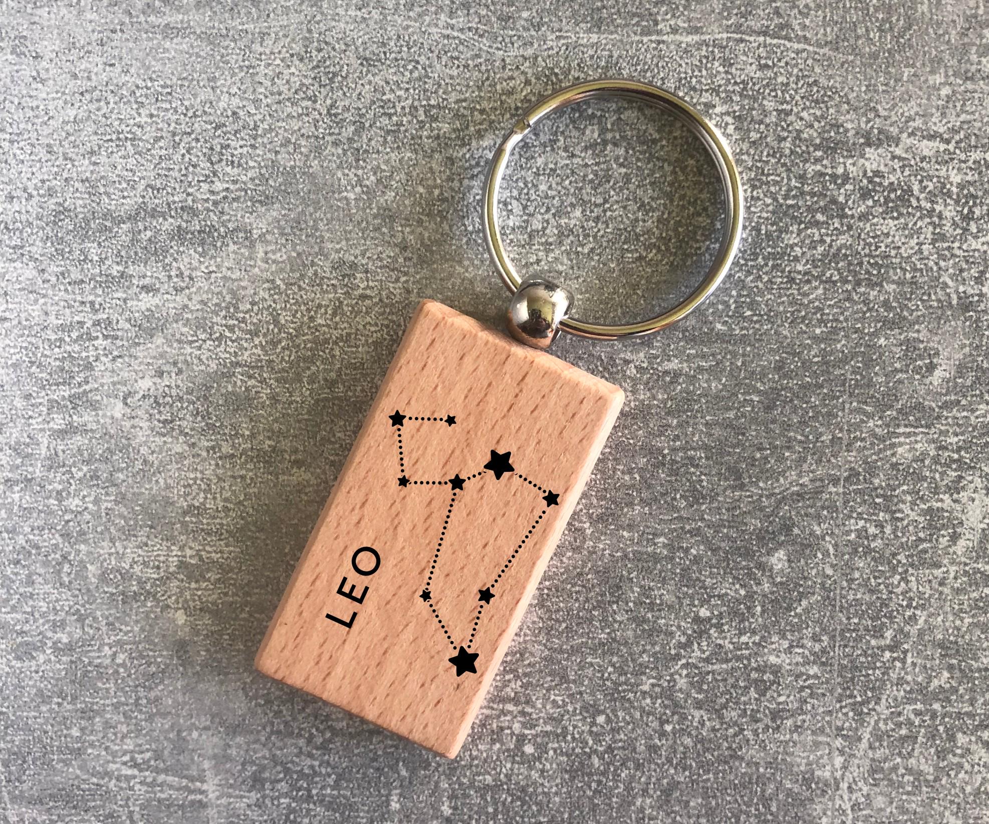 Брелок деревянный с созвездием зодиака "Лев" (15010104005)