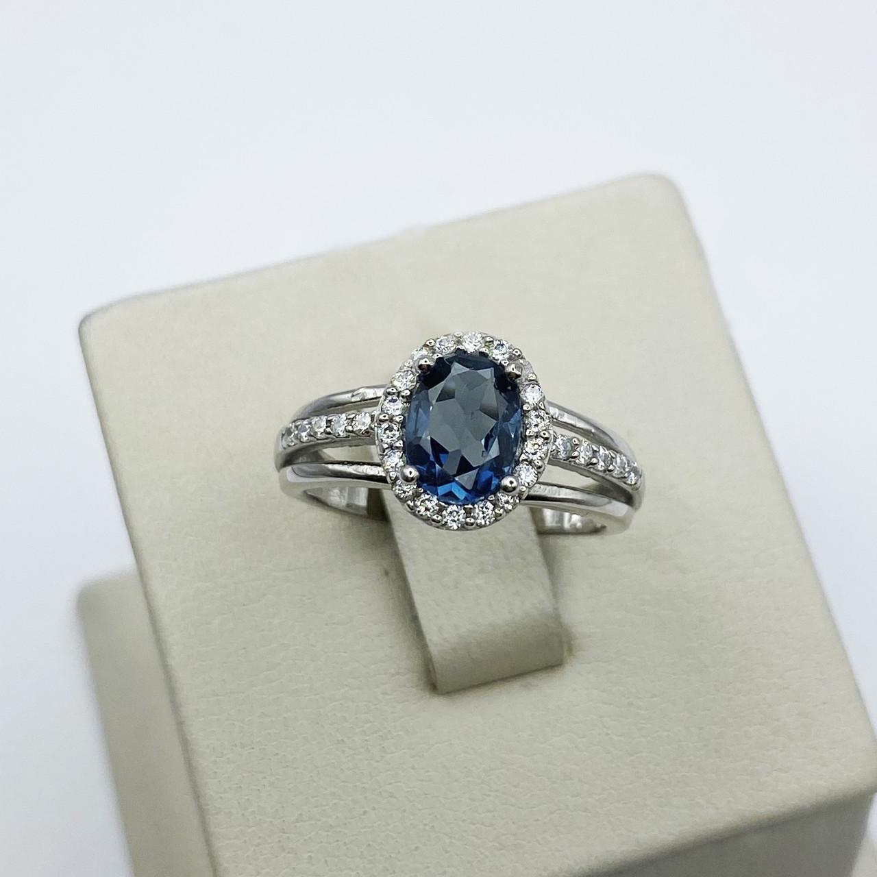 Кольцо серебряное с лондон топазом и кубическим цирконием р. 17 2,85 г (1941836406)