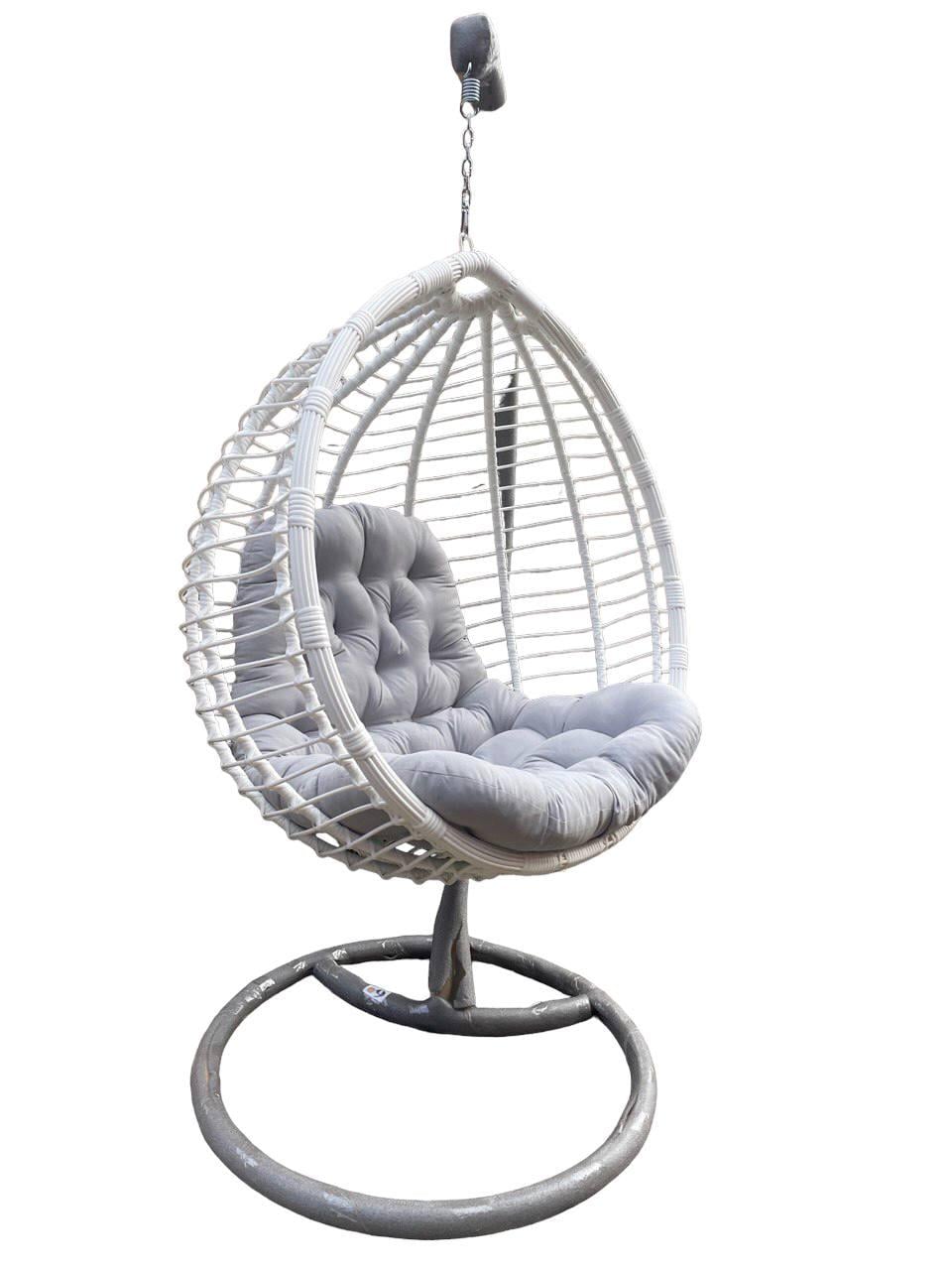 Кокон из ротанга с серой подушкой