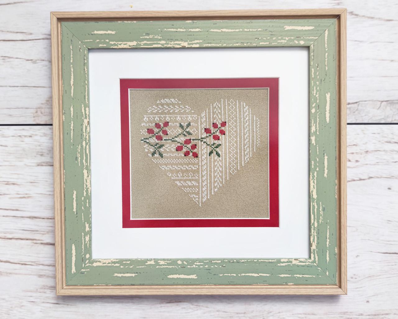 Картина вышитая крестиком Ажурное сердце ручная вышивка