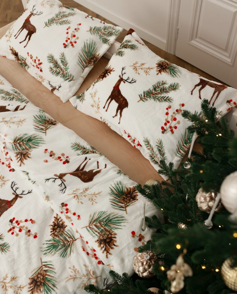 Комплект постельного белья на резинке Елка с оленями плюш семейный/наволочки 50х70/70x70 см (7155)