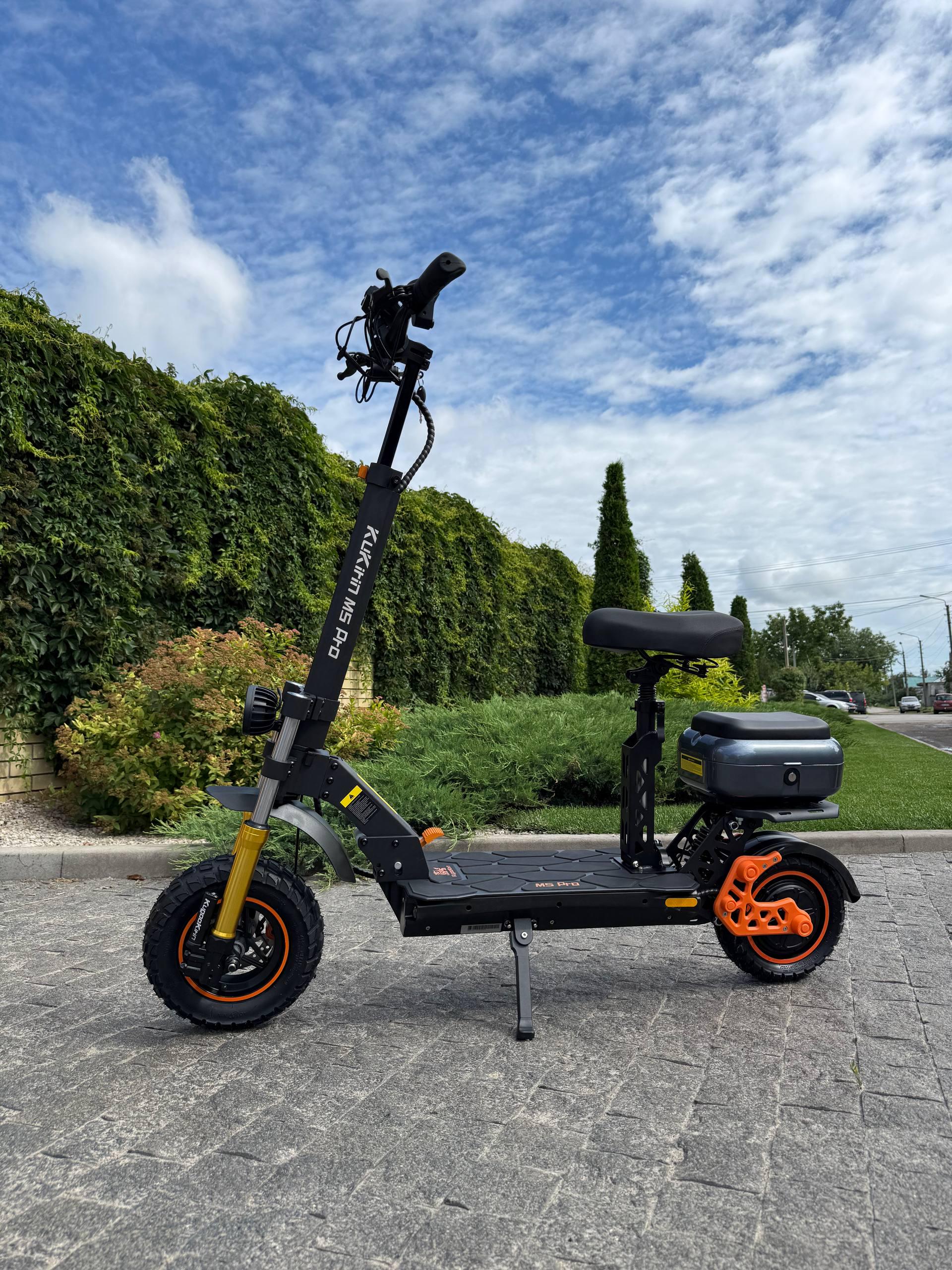 Электросамокат с сиденьем KugooKirin M5 PRO 2000W 26Ah - фото 3 Электросамокат с сиденьем KugooKirin M5 PRO 2000W 26Ah - фото 3
