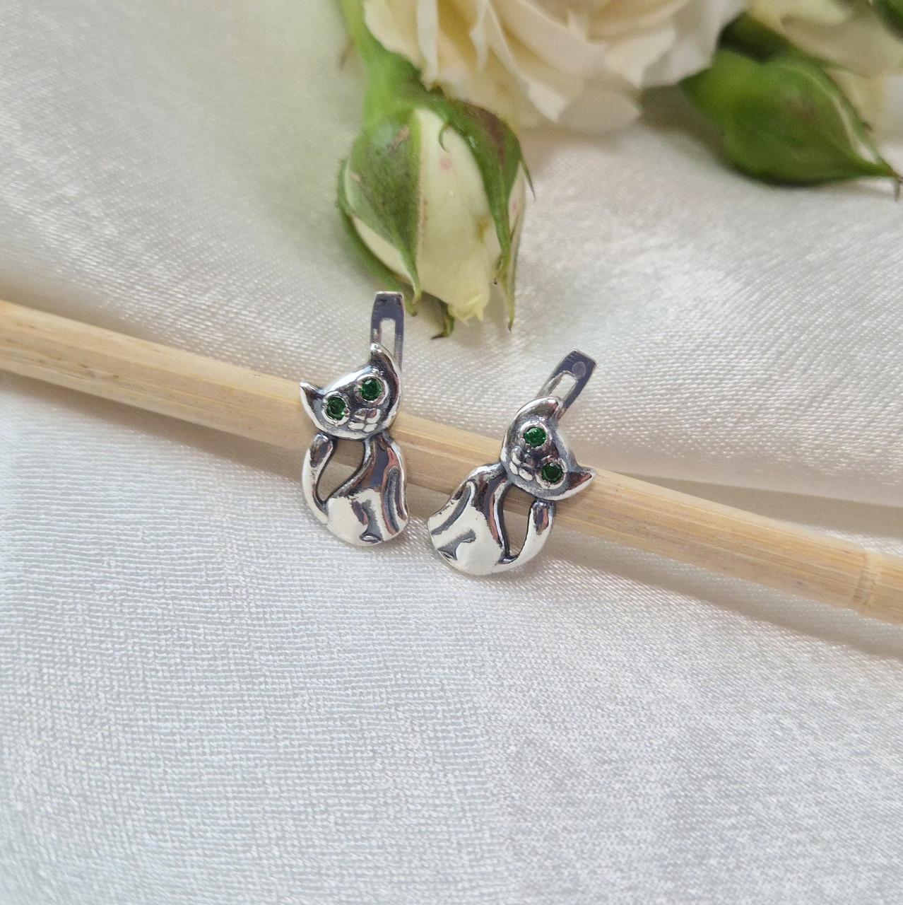 Серьги кот с зелеными глазами серебро 925 пробы черненное 2,70 г (5802ч)