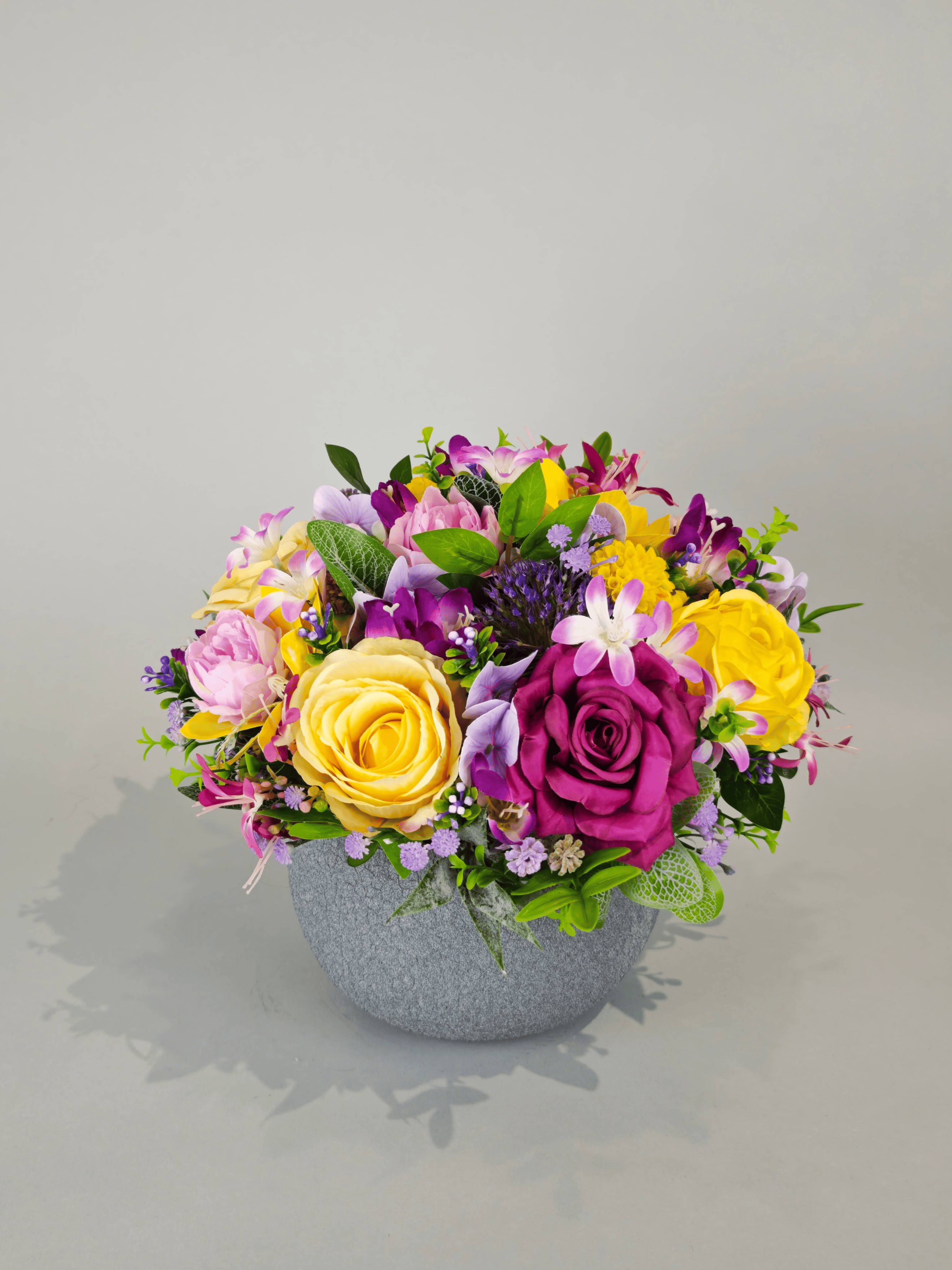 Букет штучних квітів Теплі спогади у вазі на кладовище 27х24 см