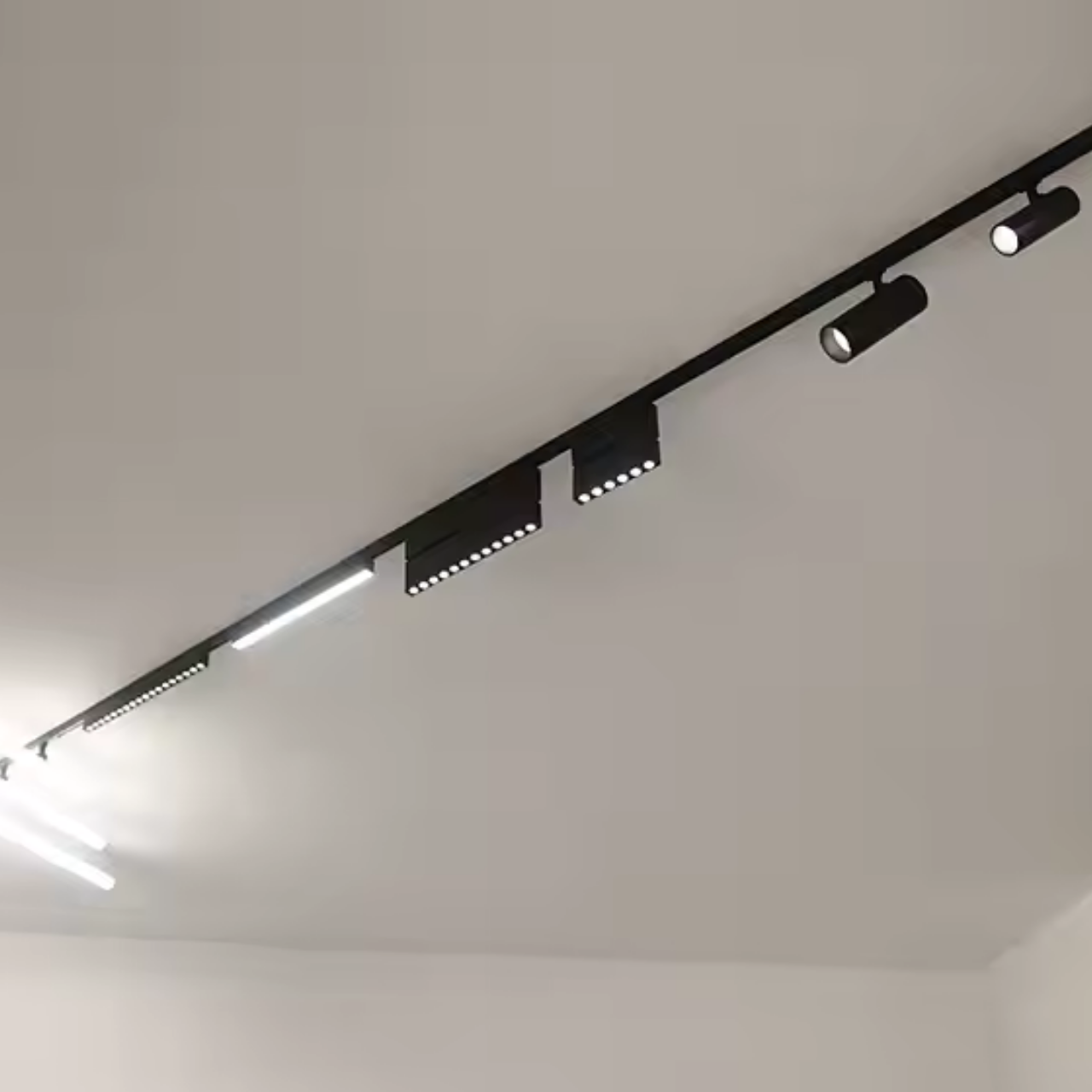 Шинопровод магнитный трековый MERALLI 24V накладной и подвесной 1 м Черный (TRSHNP100) - фото 6 Шинопровод магнитный трековый MERALLI 24V накладной и подвесной 1 м Черный (TRSHNP100) - фото 6