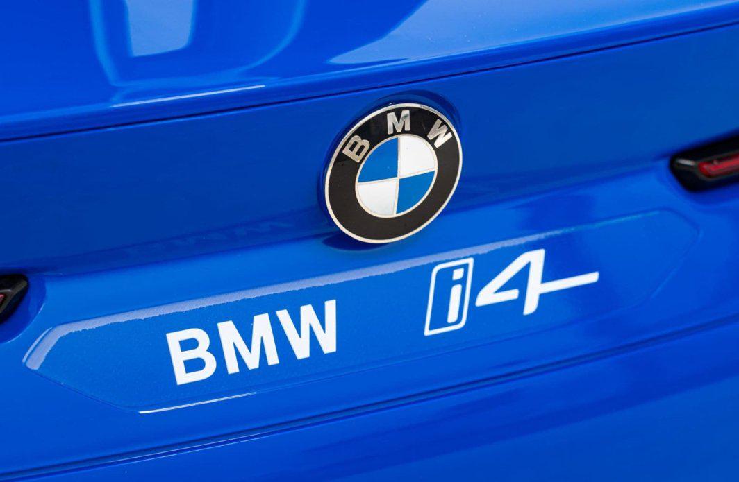 Дитяча машинка BMW i4 акумуляторна Синій (424560) - фото 8 Дитяча машинка BMW i4 акумуляторна Синій (424560) - фото 8