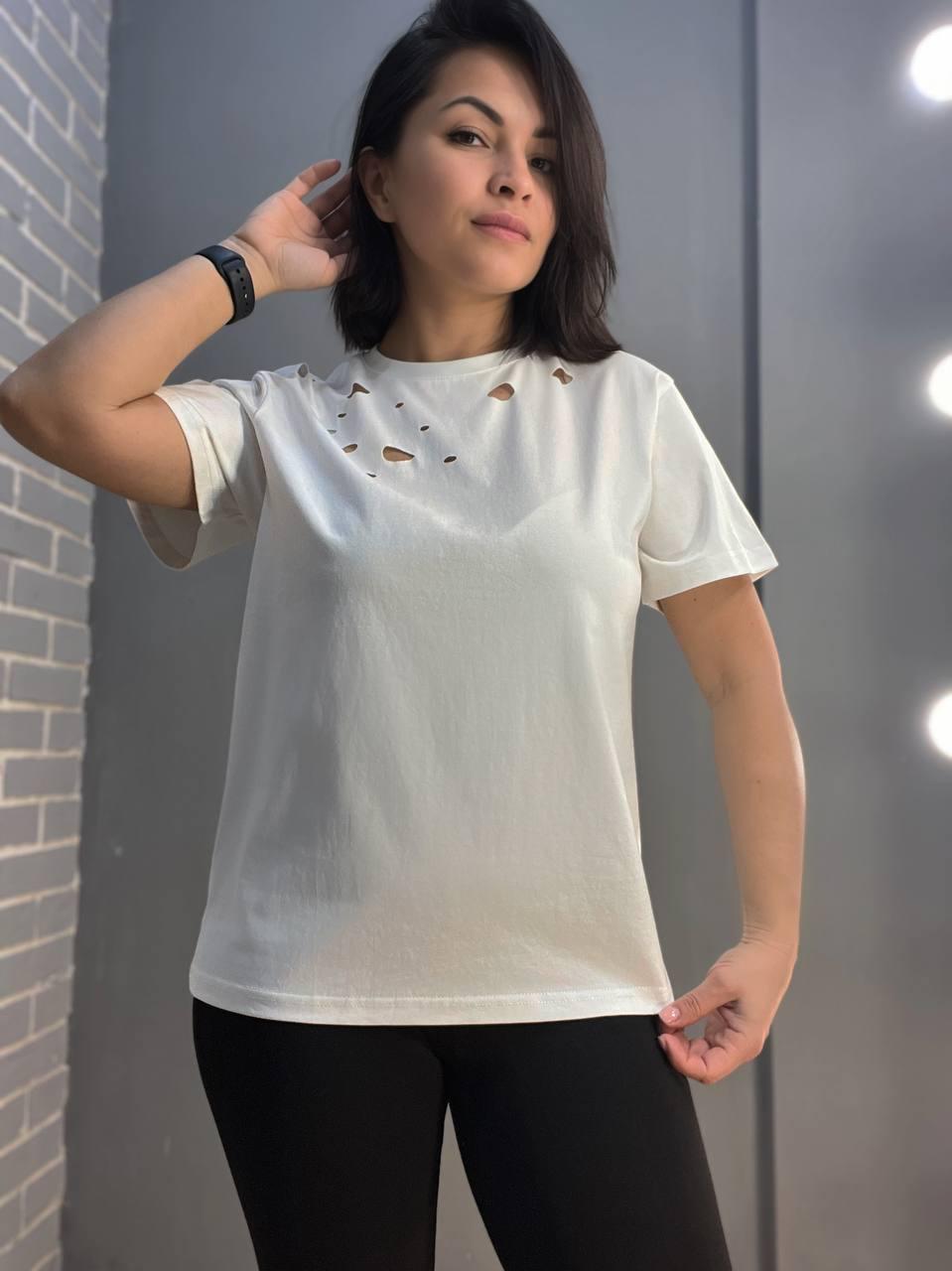 Футболка женская A-N 2528 с порезами средней длины OS Белый (1553)
