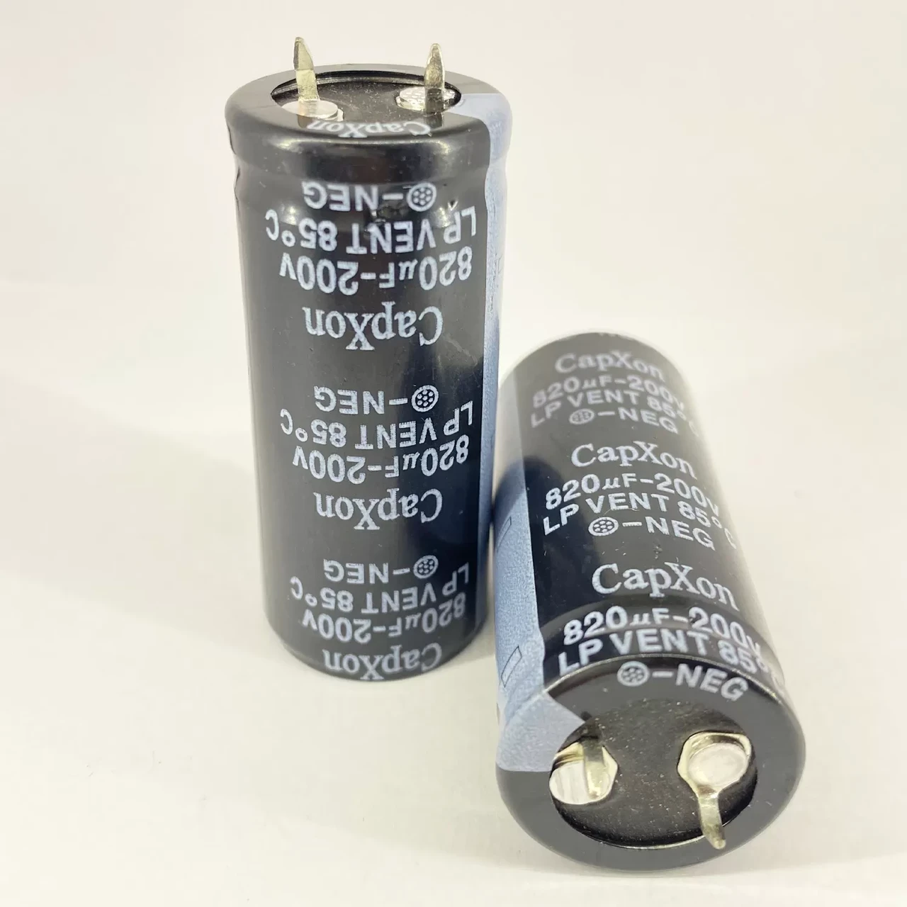 Конденсаторы электролитические CapXon 820 мкф 200V 22x51 мм 85 °C (1965011350)
