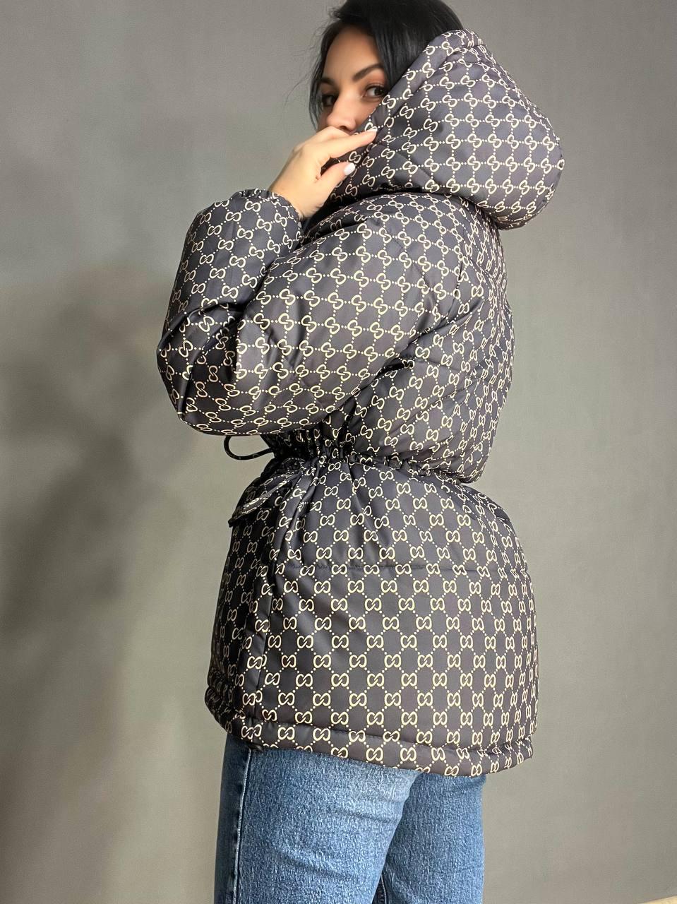 Куртка женская Joy one 7203 узор удлиненная с капюшоном пояс затяжка на талии XL Шоколад (3421) - фото 5 Куртка женская Joy one 7203 узор удлиненная с капюшоном пояс затяжка на талии XL Шоколад (3421) - фото 5