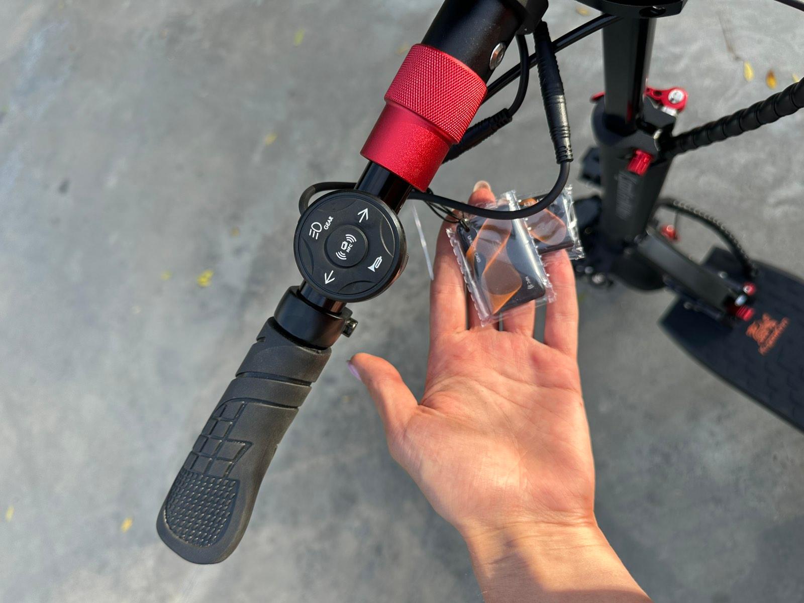 Электросамокат двухмоторный с сидением KugooKirin M4 Max+ Plus NFC key 2000W 23Ah - фото 11 Электросамокат двухмоторный с сидением KugooKirin M4 Max+ Plus NFC key 2000W 23Ah - фото 11