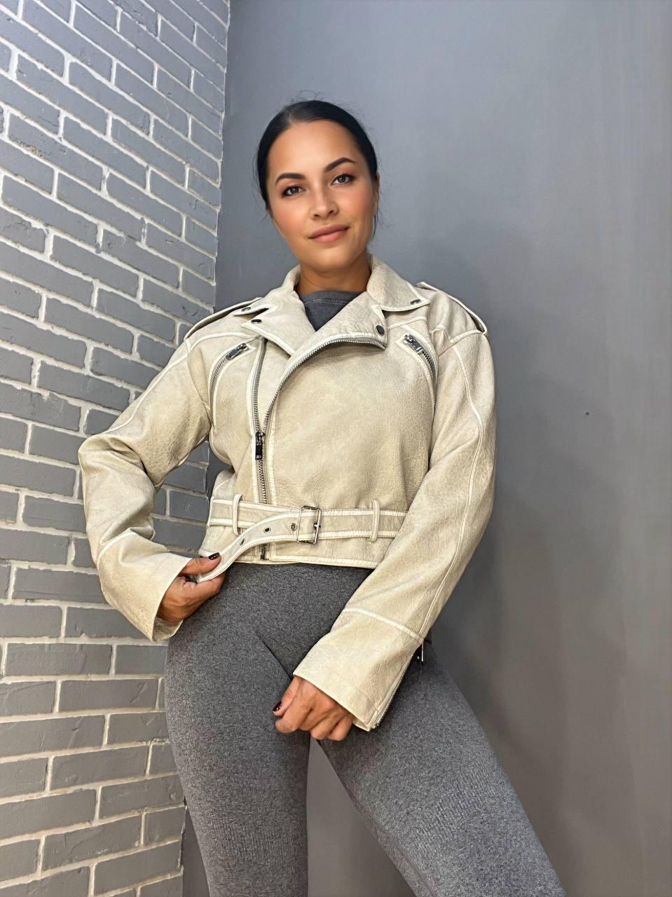 Куртка жіноча Aftf Basic 2466 коротка косуха блискавки пояс варені шви екошкіра L Світло-сірий (2762) - фото 5 Куртка жіноча Aftf Basic 2466 коротка косуха блискавки пояс варені шви екошкіра L Світло-сірий (2762) - фото 5