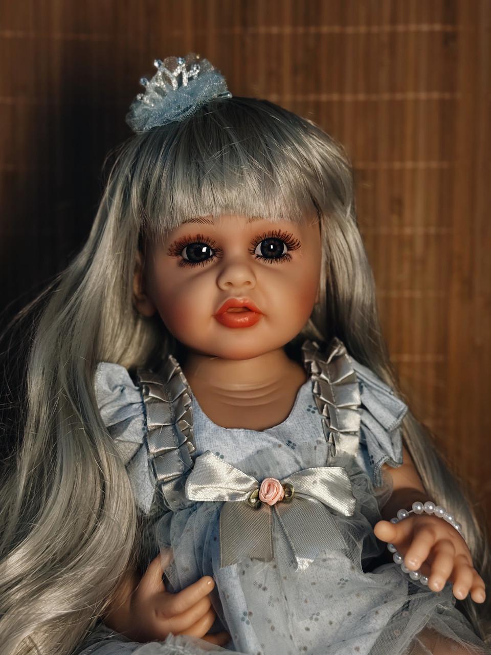 Кукла кукла реалистичная KEIUMI винил-силиконовая в платьице с короной 55 см Серо-голубой - фото 2 Кукла кукла реалистичная KEIUMI винил-силиконовая в платьице с короной 55 см Серо-голубой - фото 2