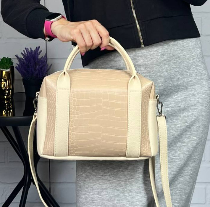 Сумка женская кросс боди через плечо вместительная красивая с принтом экокожа 28х20х12 см Темно-бежевый - фото 7 Сумка женская кросс боди через плечо вместительная красивая с принтом экокожа 28х20х12 см Темно-бежевый - фото 7