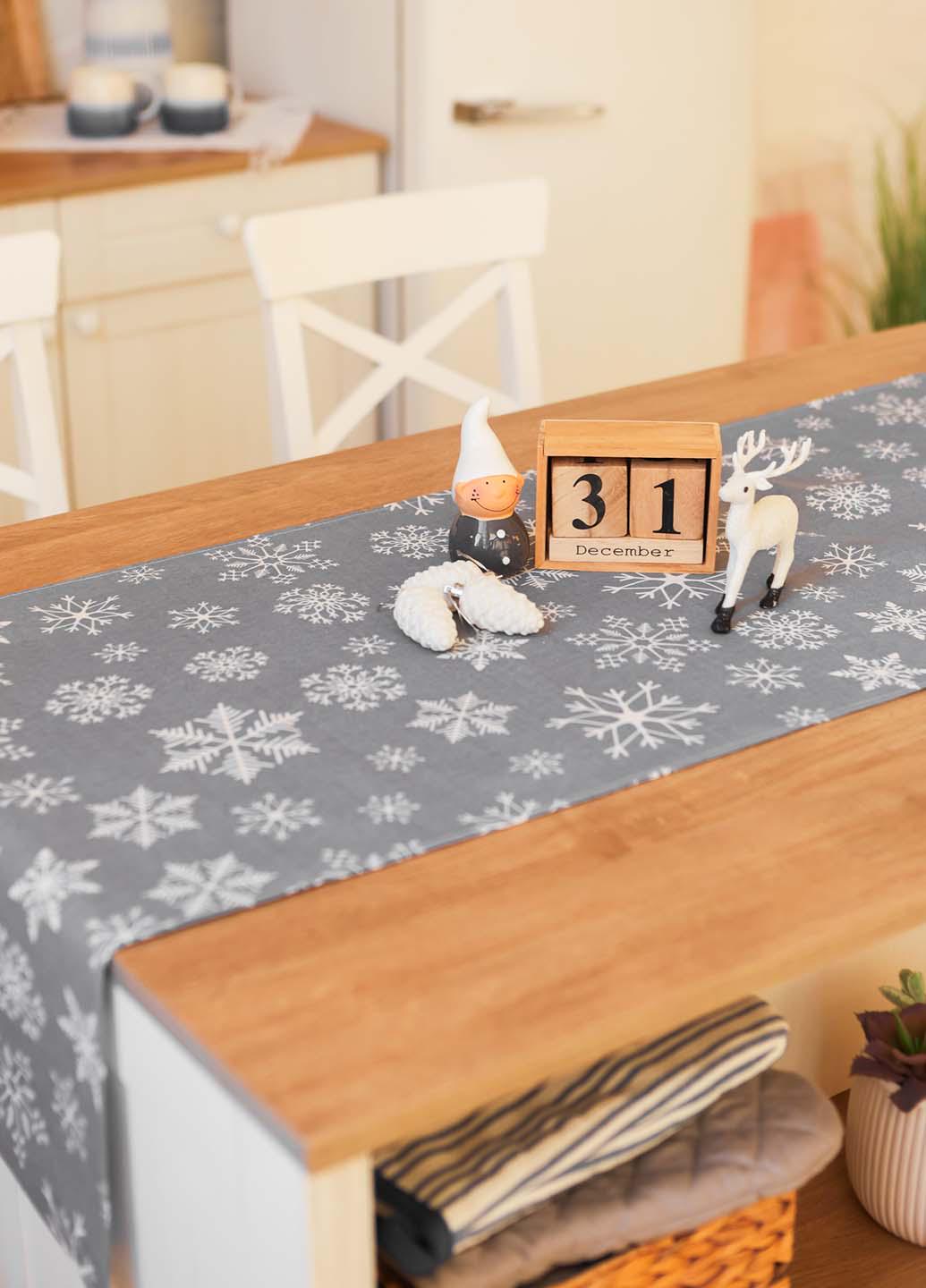 Скатертина-доріжка новорічна Сніжинки білі на сірому 140х47 см (сбс14) - фото 3 Скатертина-доріжка новорічна Сніжинки білі на сірому 140х47 см (сбс14) - фото 3