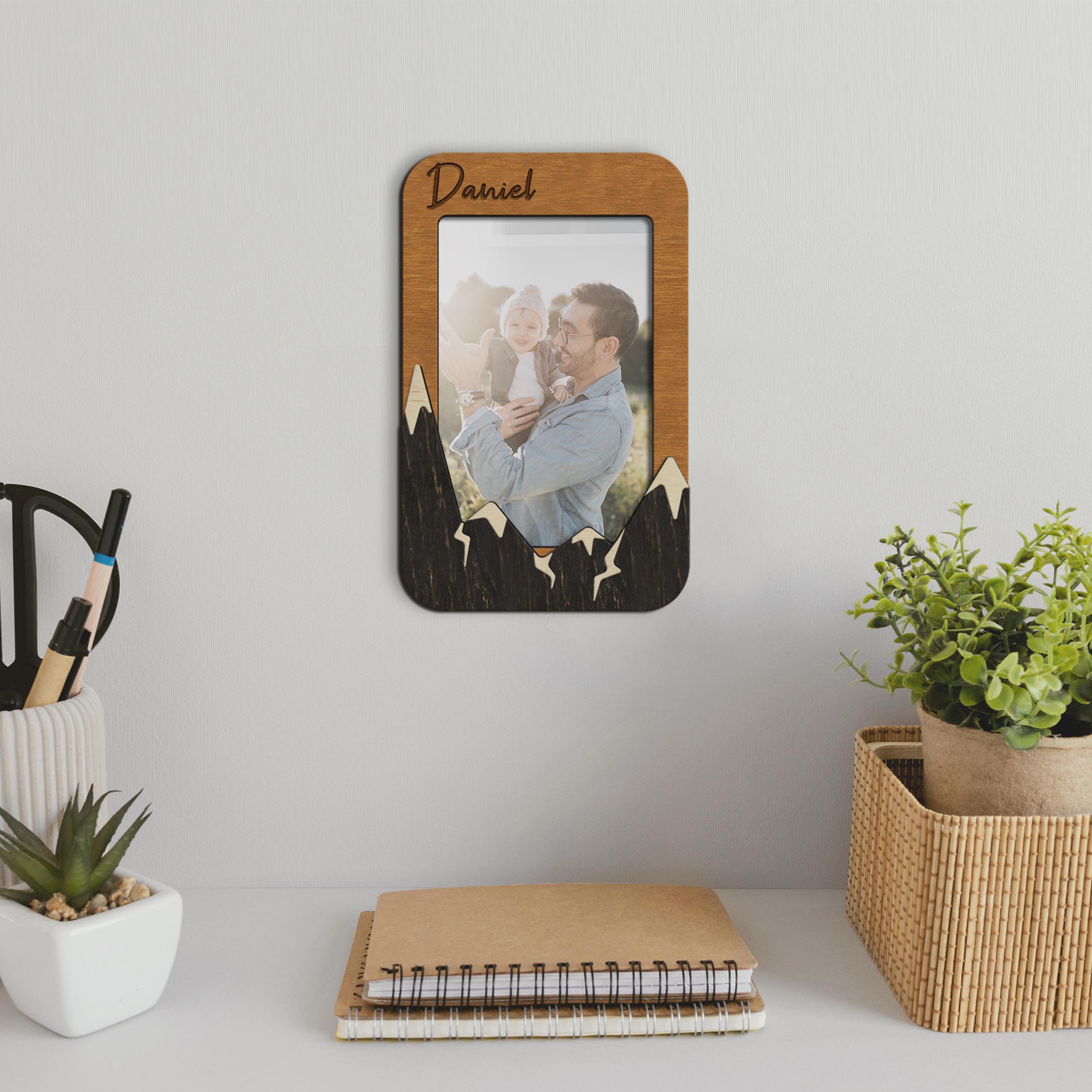 Фоторамка деревянная The Frame Depot Горные вершины под персонализацию Светло-коричневый (mountain_4x6_vertical-1) - фото 2 Фоторамка деревянная The Frame Depot Горные вершины под персонализацию Светло-коричневый (mountain_4x6_vertical-1) - фото 2