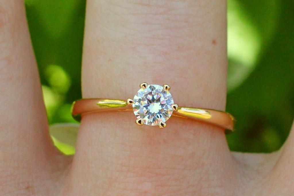 Кольцо Xuping Jewelry с белым фианитом 4 мм р. 18 Золотистый