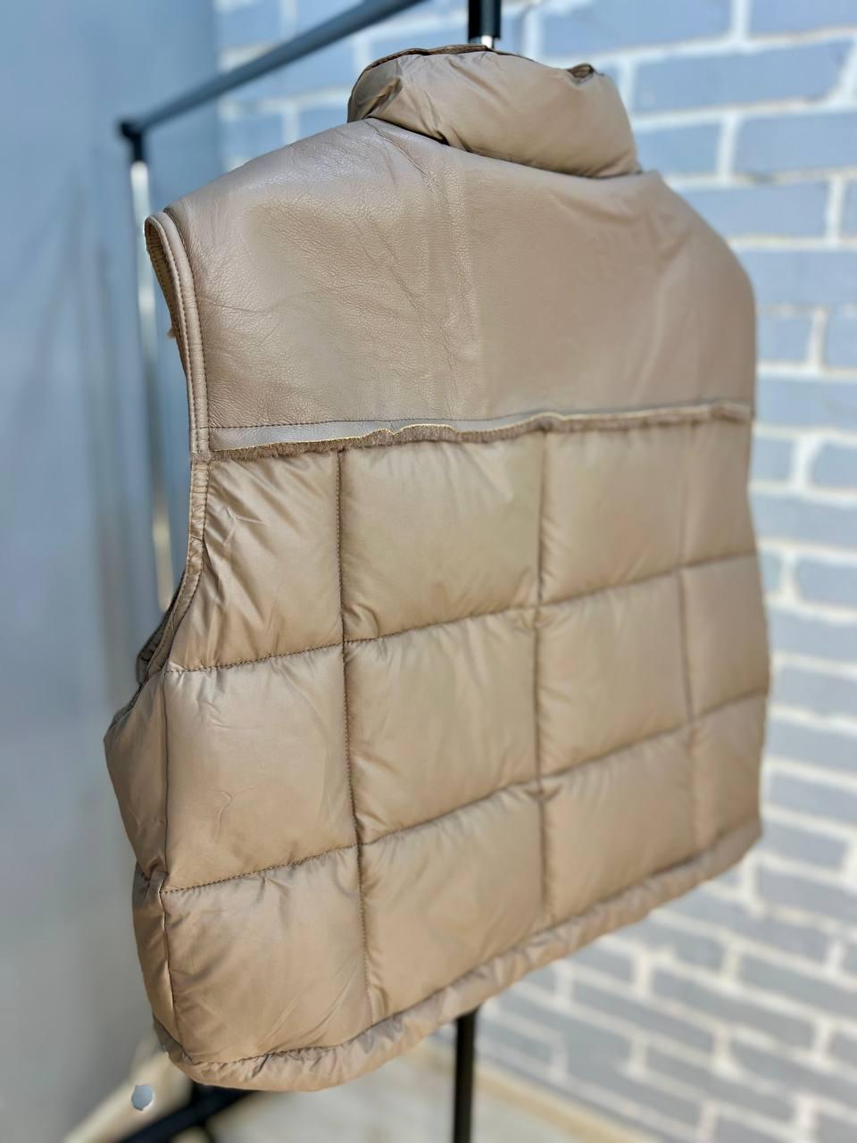 Жилетка жіноча Lady Yep 9039 стьобана коротка вставка з екошкіри на спині р. 42 Капучино (2637) - фото 5 Жилетка жіноча Lady Yep 9039 стьобана коротка вставка з екошкіри на спині р. 42 Капучино (2637) - фото 5