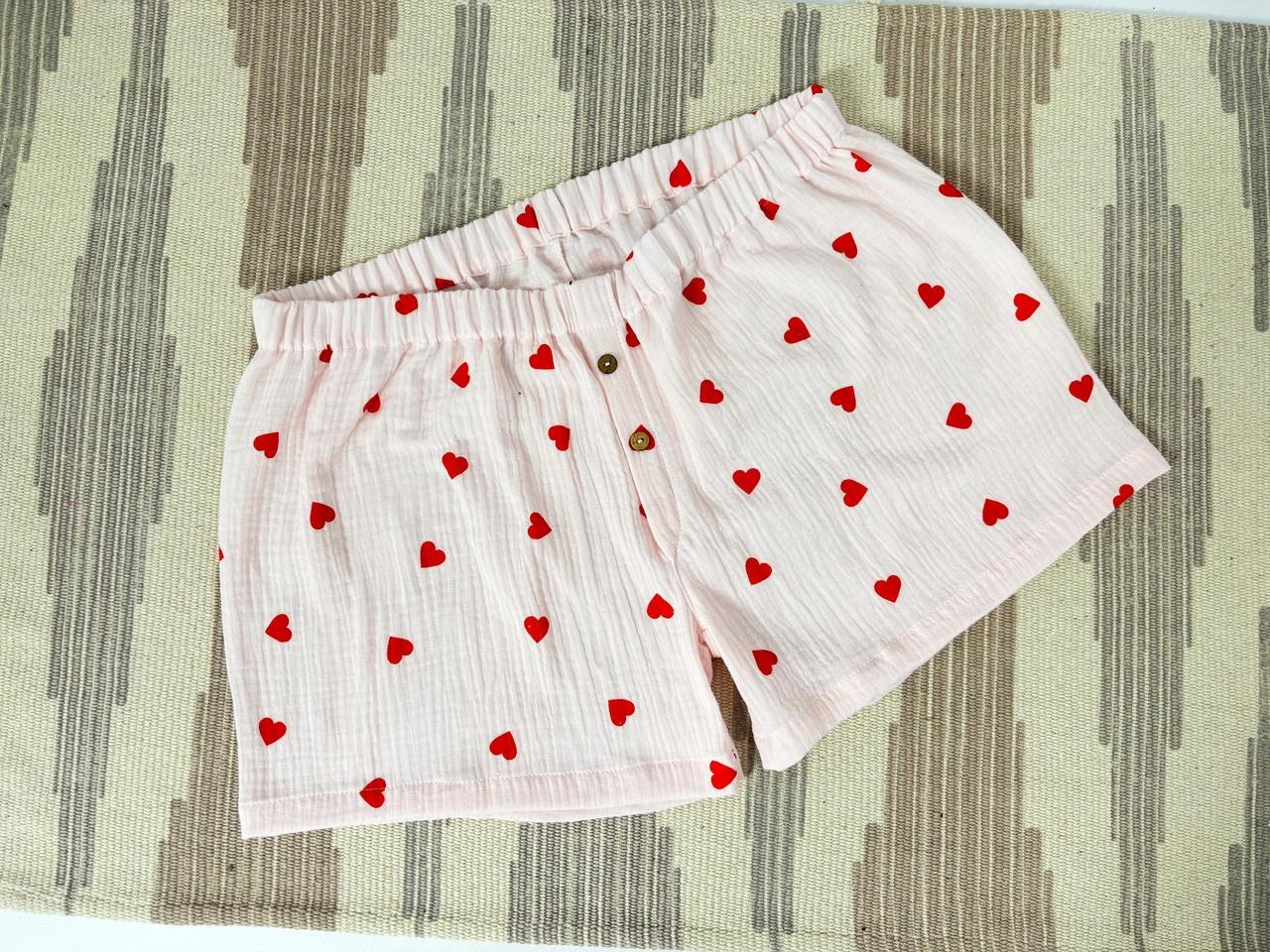 Трусы-шорты мужские смуслиновые красными сердечками Розовый (1188700542)