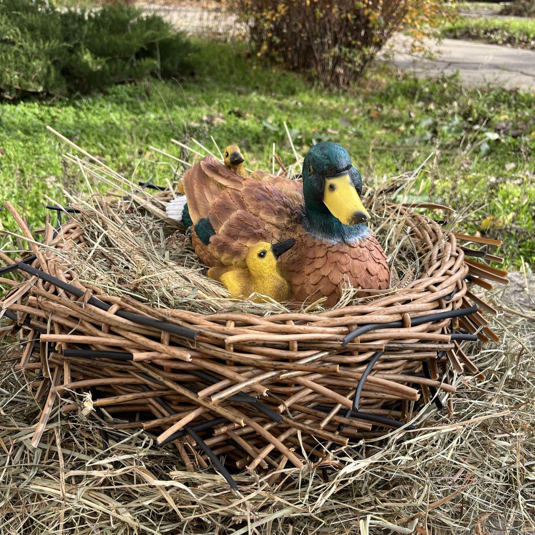Садовая фигура Утиная семья №1 в гнезде из ротанга d 45 см (4485)