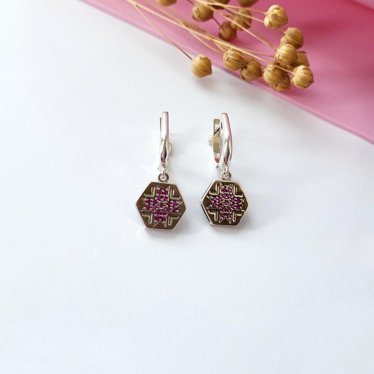 Серьги Вышиванка с малиновыми камнями черненое серебро 925 пробы 5,40 г (82152рб)