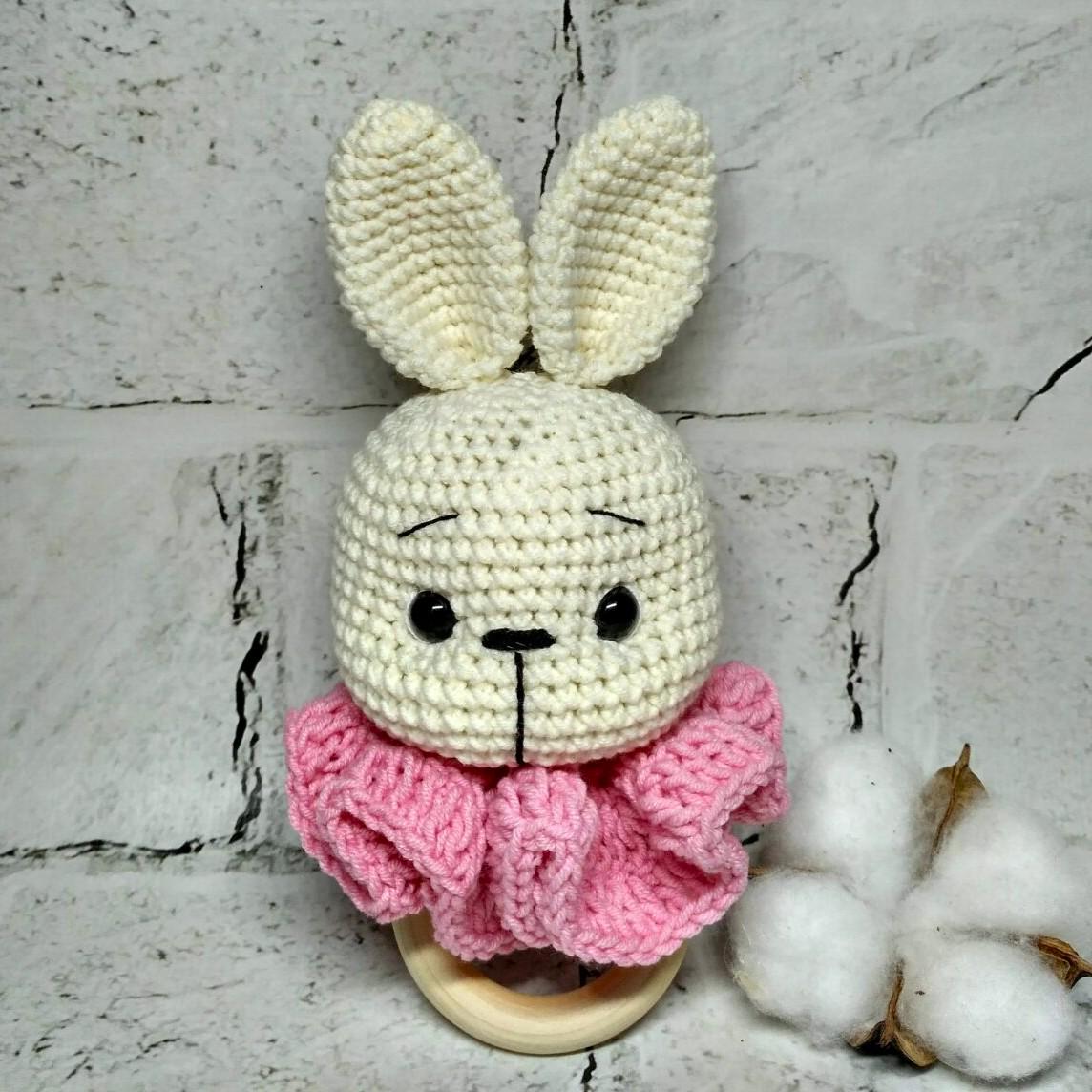 Игрушка детская погремушка вязаная ручной работы амигуруми Зайчик Hand Made 18 cм Молочный (300-02)