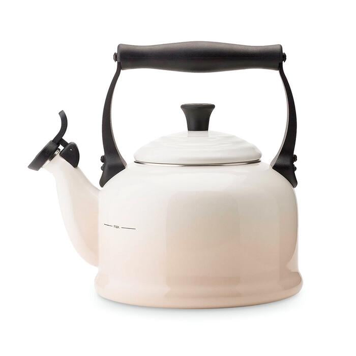 Чайник со свистком Le Creuset Tradition Meringue 2,1л Меренга Чайник со свистком Le Creuset Tradition Meringue 2,1л Меренга