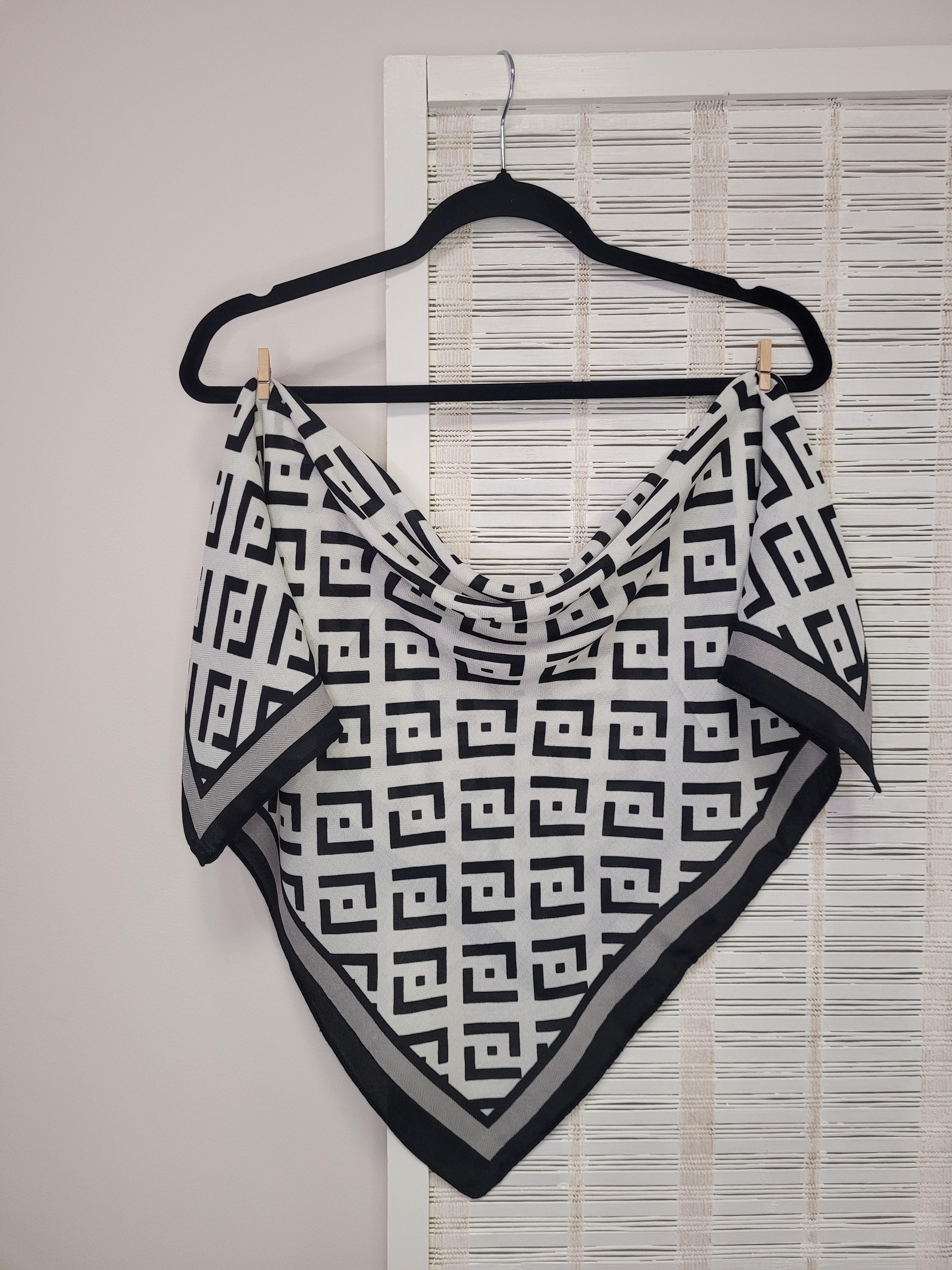 Хустка жіноча шийна з віскози Геометричний принт 70х70 см Біло-чорний (009969)