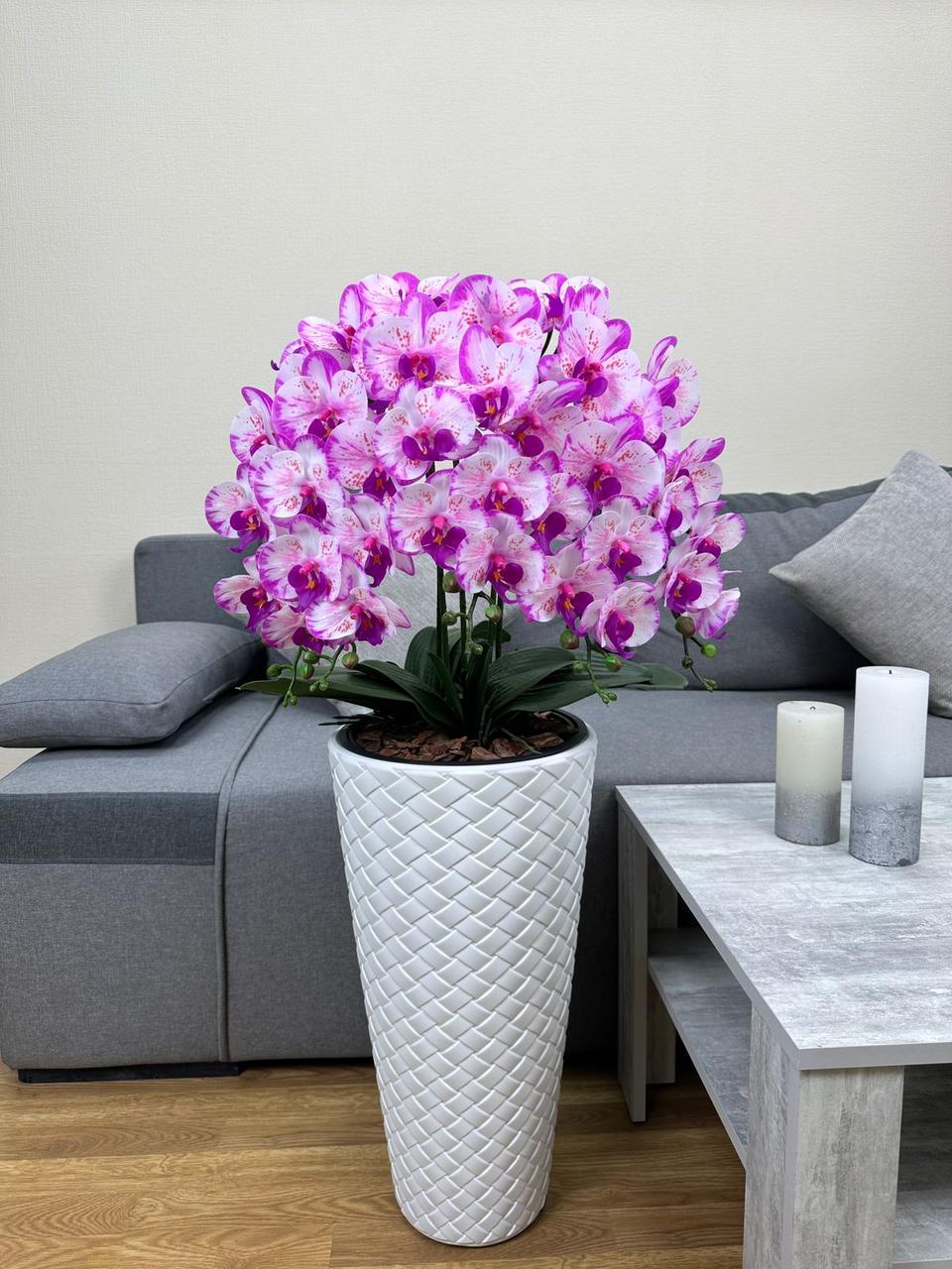 Композиция напольная из искусственных орхидей Premium на 5 веточек в белом пластиковом кашпо Бело-сиреневый (А033)