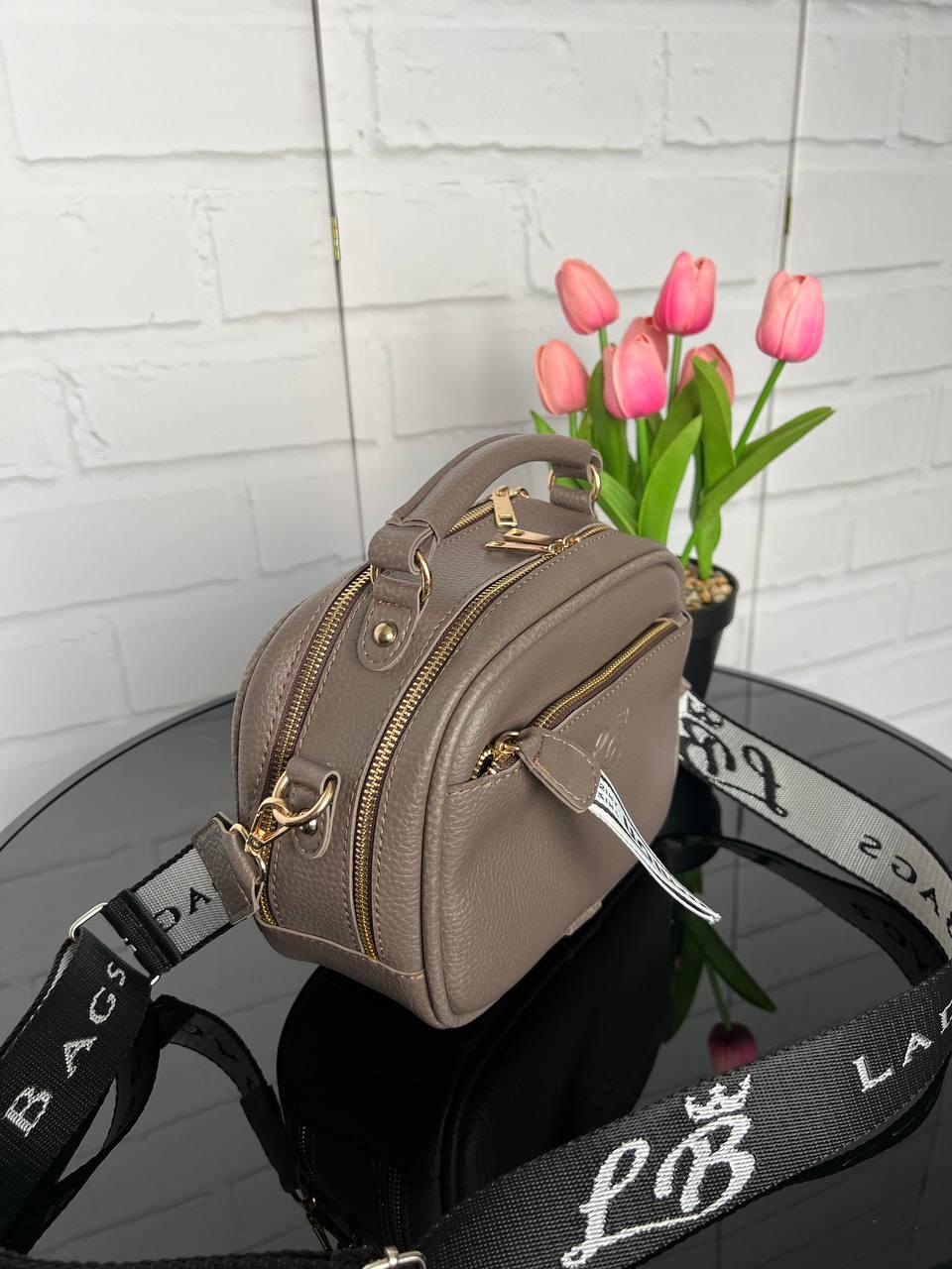 Сумка женская кросс-боди маленькая из экокожи через плечо на широком ремне Капучино - фото 3 Сумка женская кросс-боди маленькая из экокожи через плечо на широком ремне Капучино - фото 3