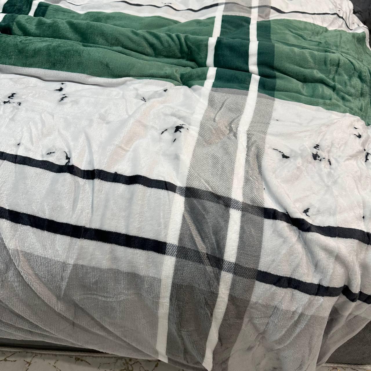 Комплект постельного белья велюровый с рисунком с 4 наволочками евро 200x230 см Серо-зеленый (29225207) - фото 4