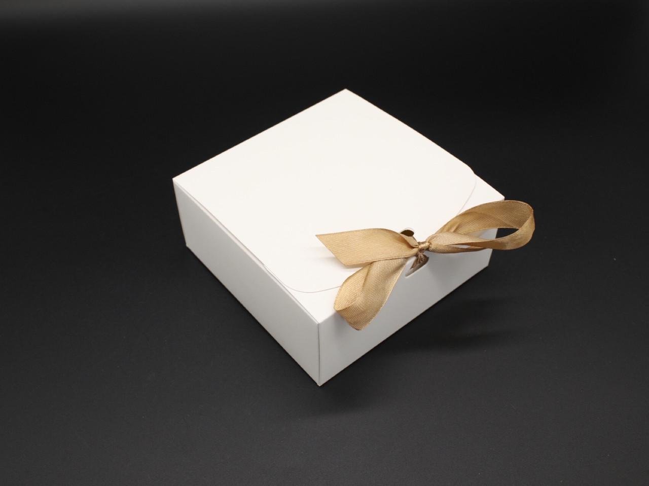 Коробка подарочная с ленточкой сборная с откидной крышкой 11,5х11,5х5 см Белый (OA-26) - фото 3 Коробка подарочная с ленточкой сборная с откидной крышкой 11,5х11,5х5 см Белый (OA-26) - фото 3