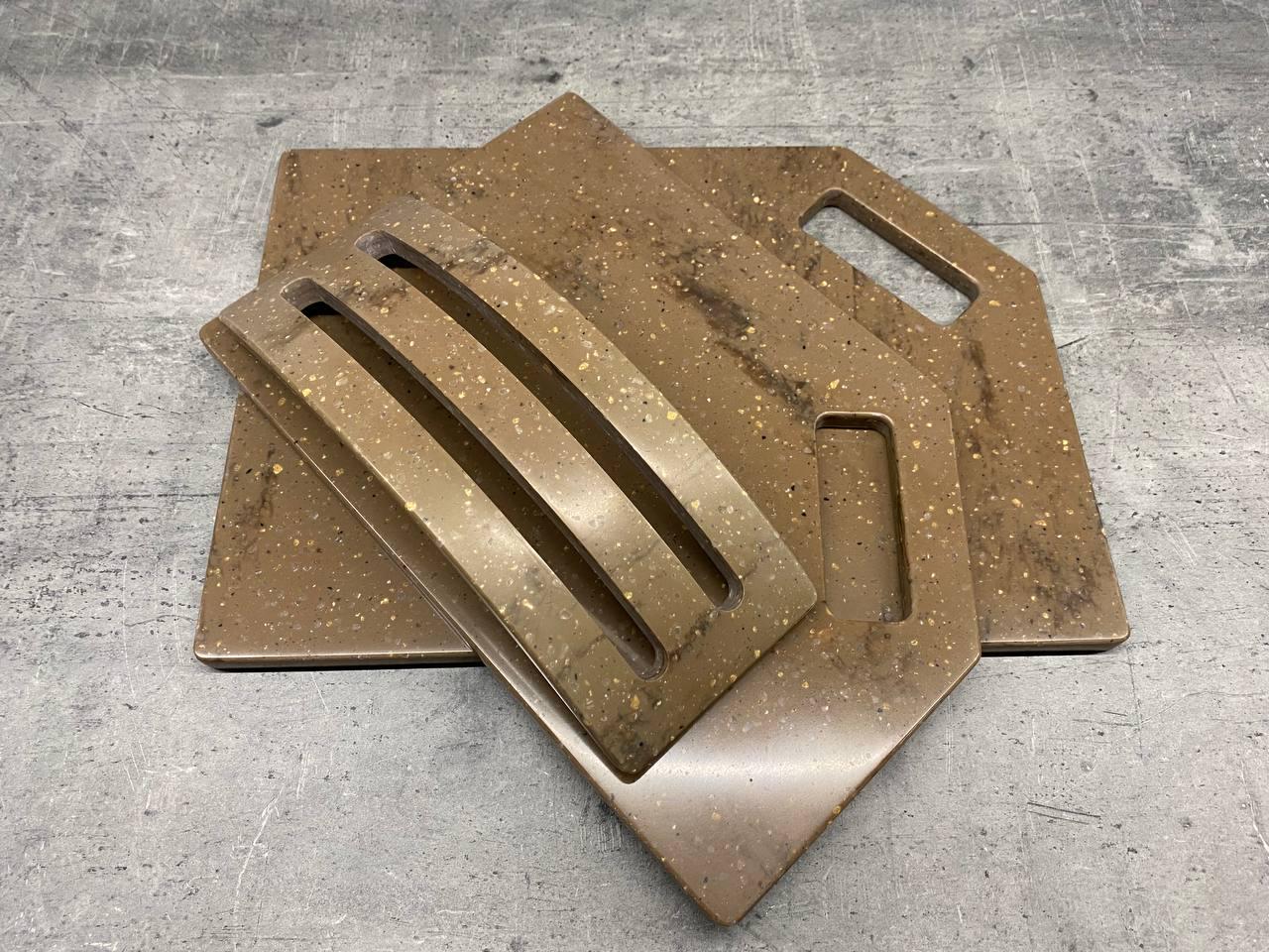 Набор досок кухонных Macassar из искусственного акрилового камня на подставке 2 шт. (23855612) - фото 3 Набор досок кухонных Macassar из искусственного акрилового камня на подставке 2 шт. (23855612) - фото 3