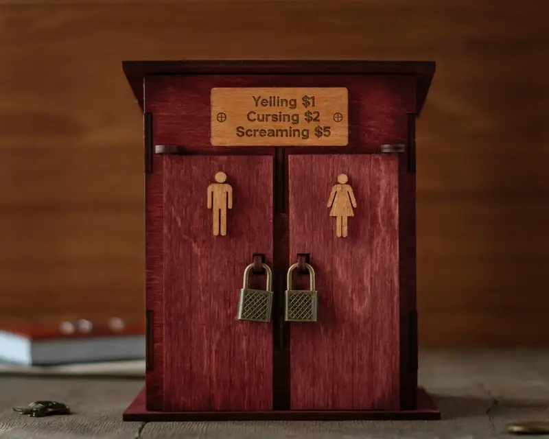 Скарбничка-туалет дерев'яна 18х14х11 см Вишневий (piggy_bank-2) - фото 4 Скарбничка-туалет дерев'яна 18х14х11 см Вишневий (piggy_bank-2) - фото 4